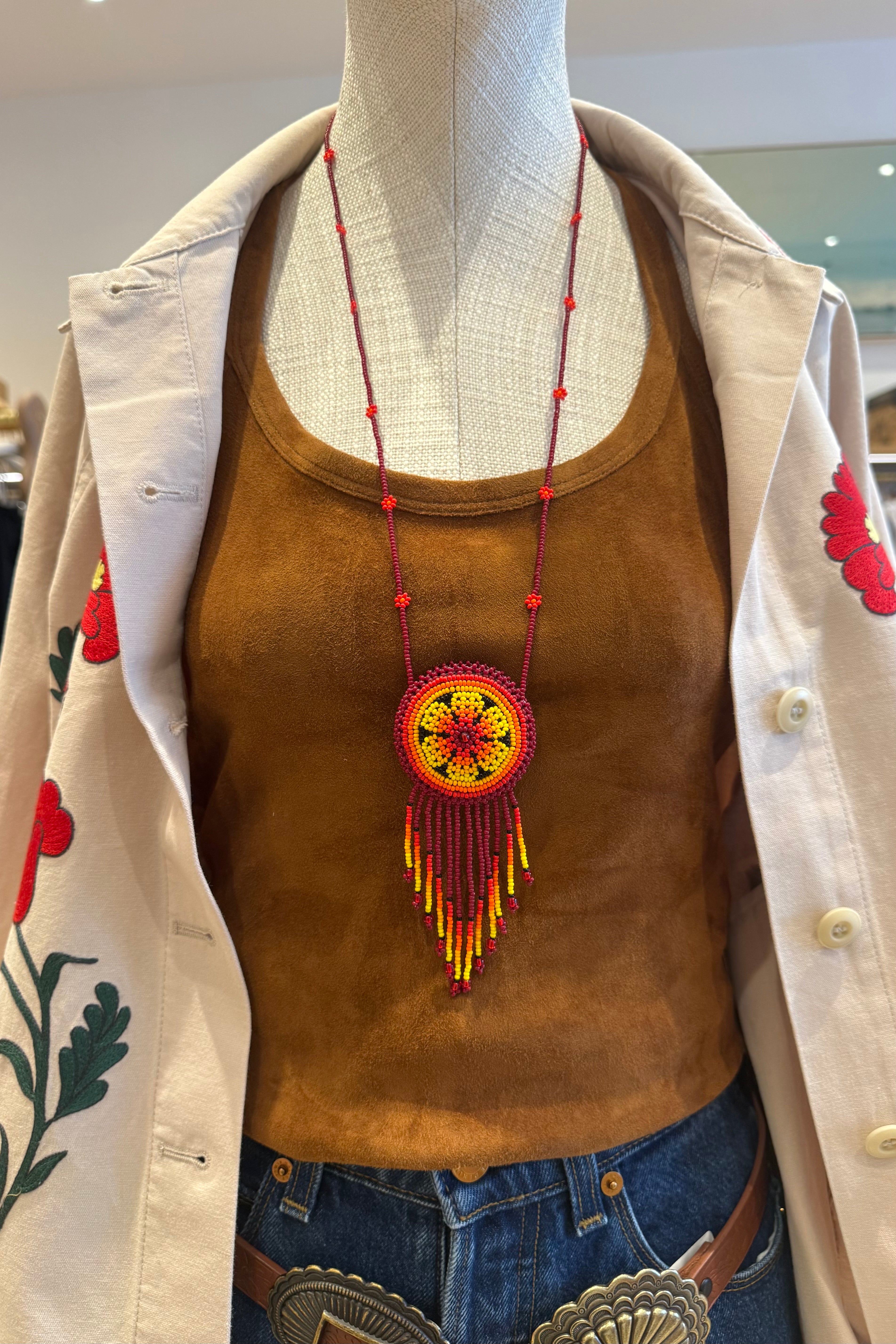 COLLIER MÉDAILLON PERLÉ ROUGE BOURGOGNE COULEUR COUCHER DE SOLEIL