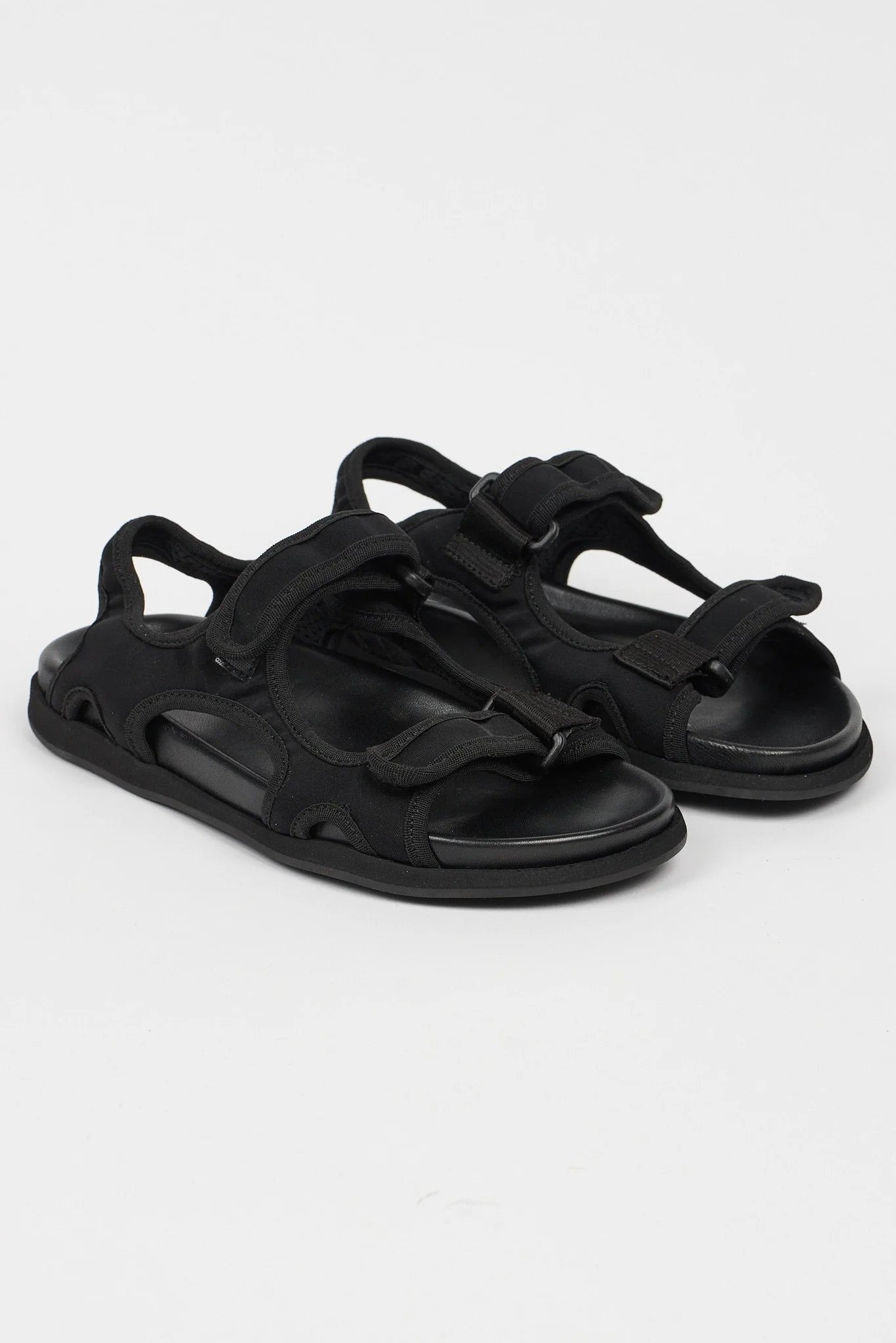 THE WALKING SANDAL SNEAKER