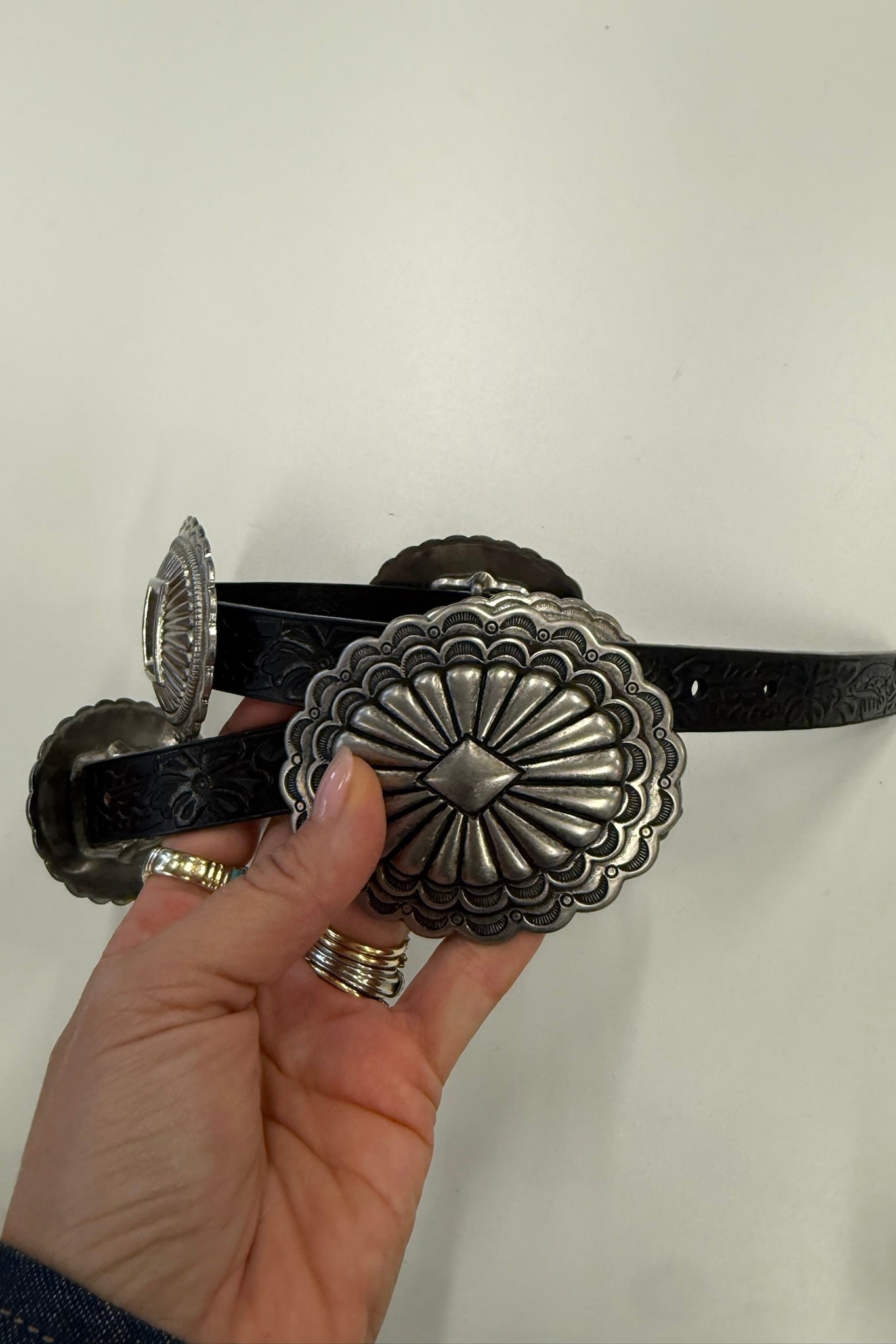 THE TOOLED LEATHER CONCHO BELT