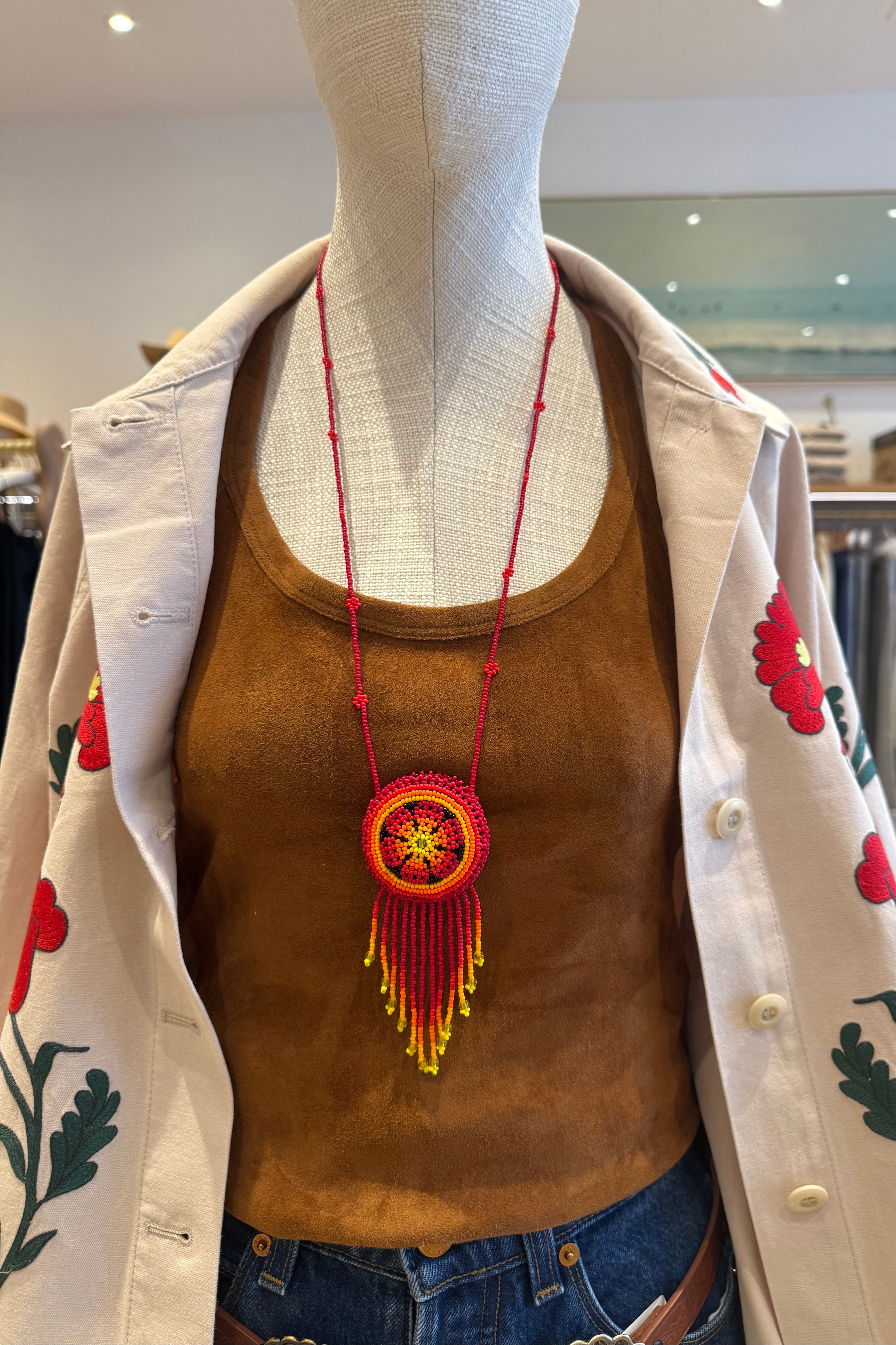 COLLIER MÉDAILLON EN PERLES ROUGE COUCHER DE SOLEIL