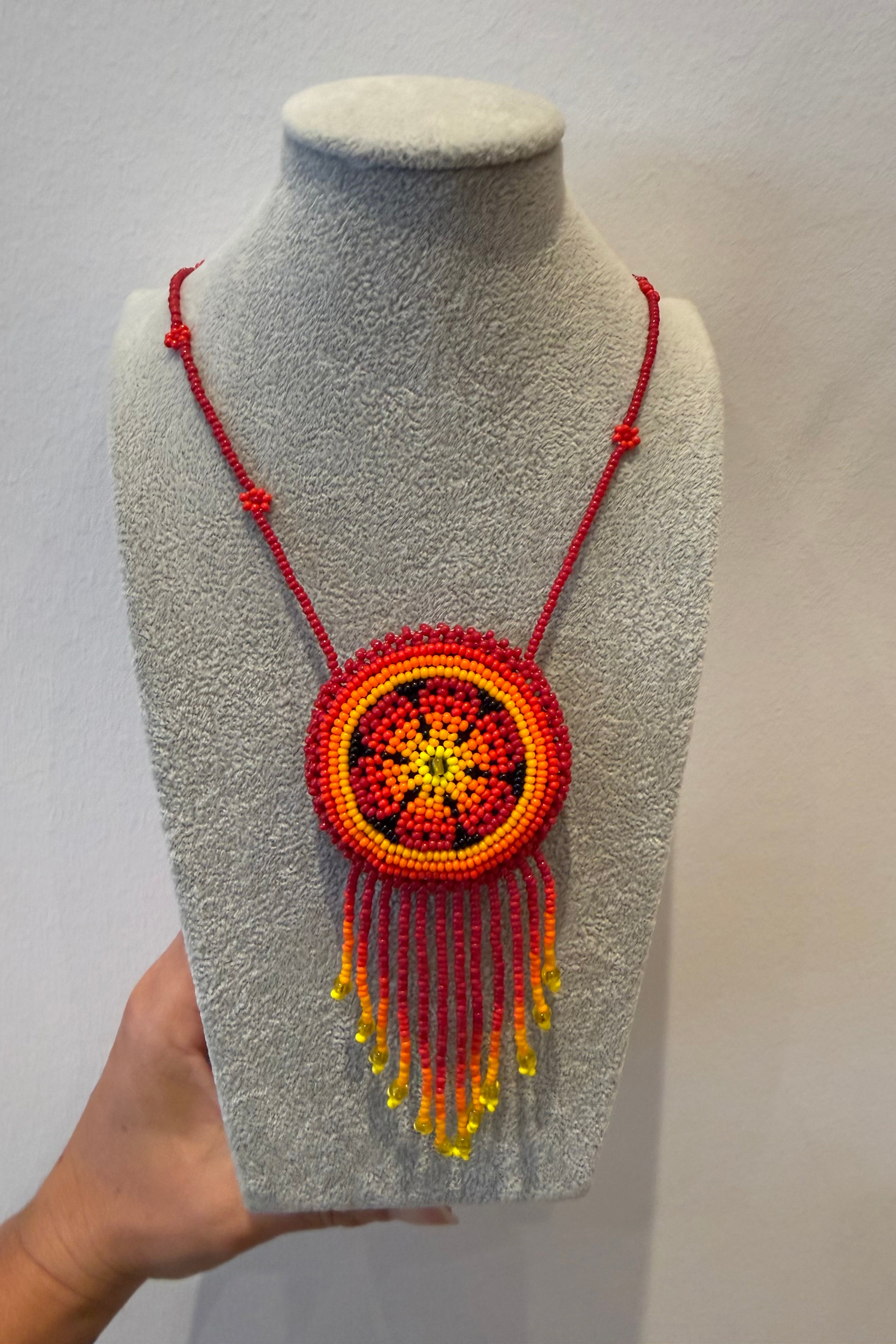 COLLIER MÉDAILLON EN PERLES ROUGE COUCHER DE SOLEIL