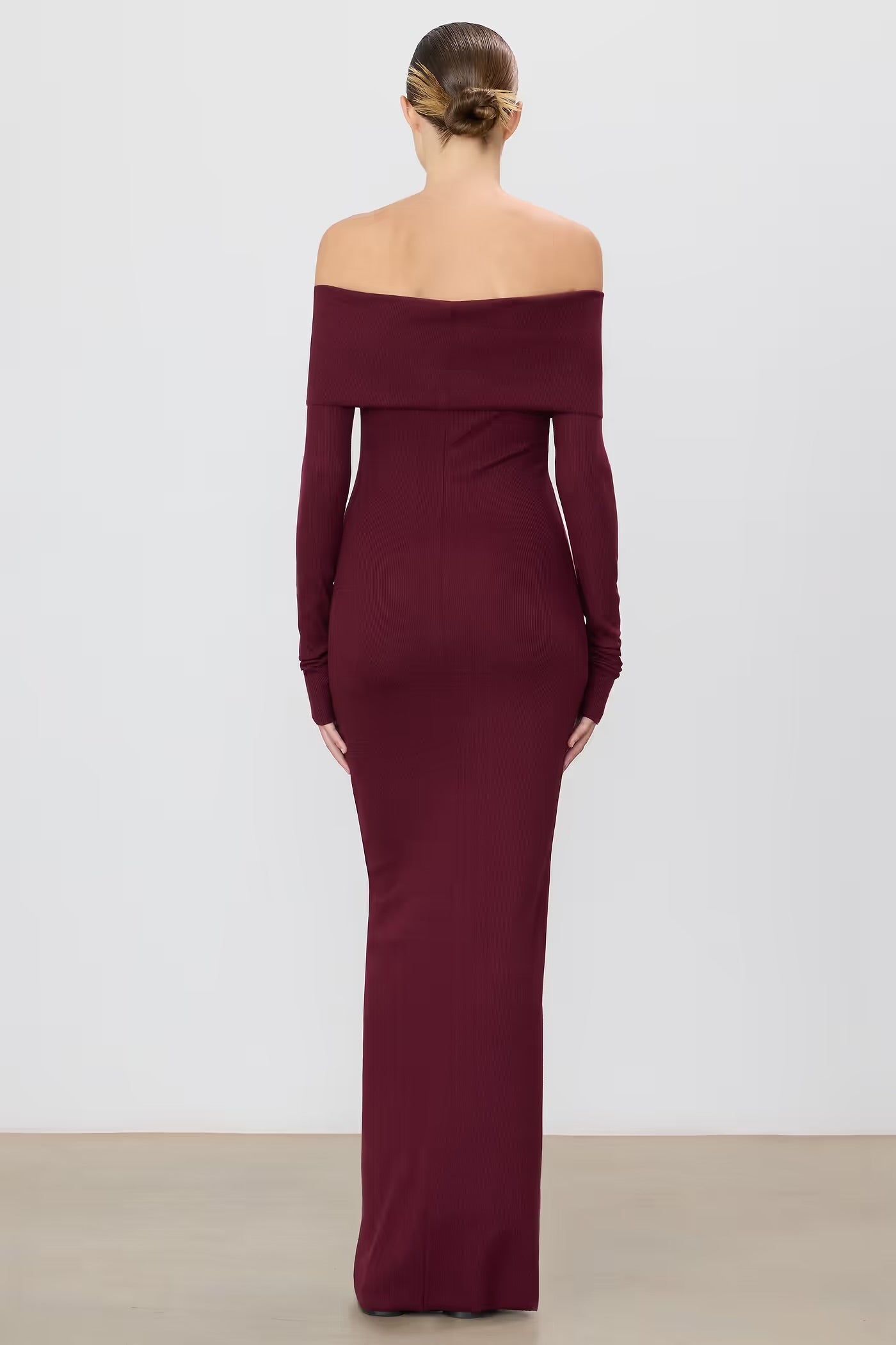 ROBE LONGUE ÉPAULES DÉNUDÉES À MANCHES LONGUES