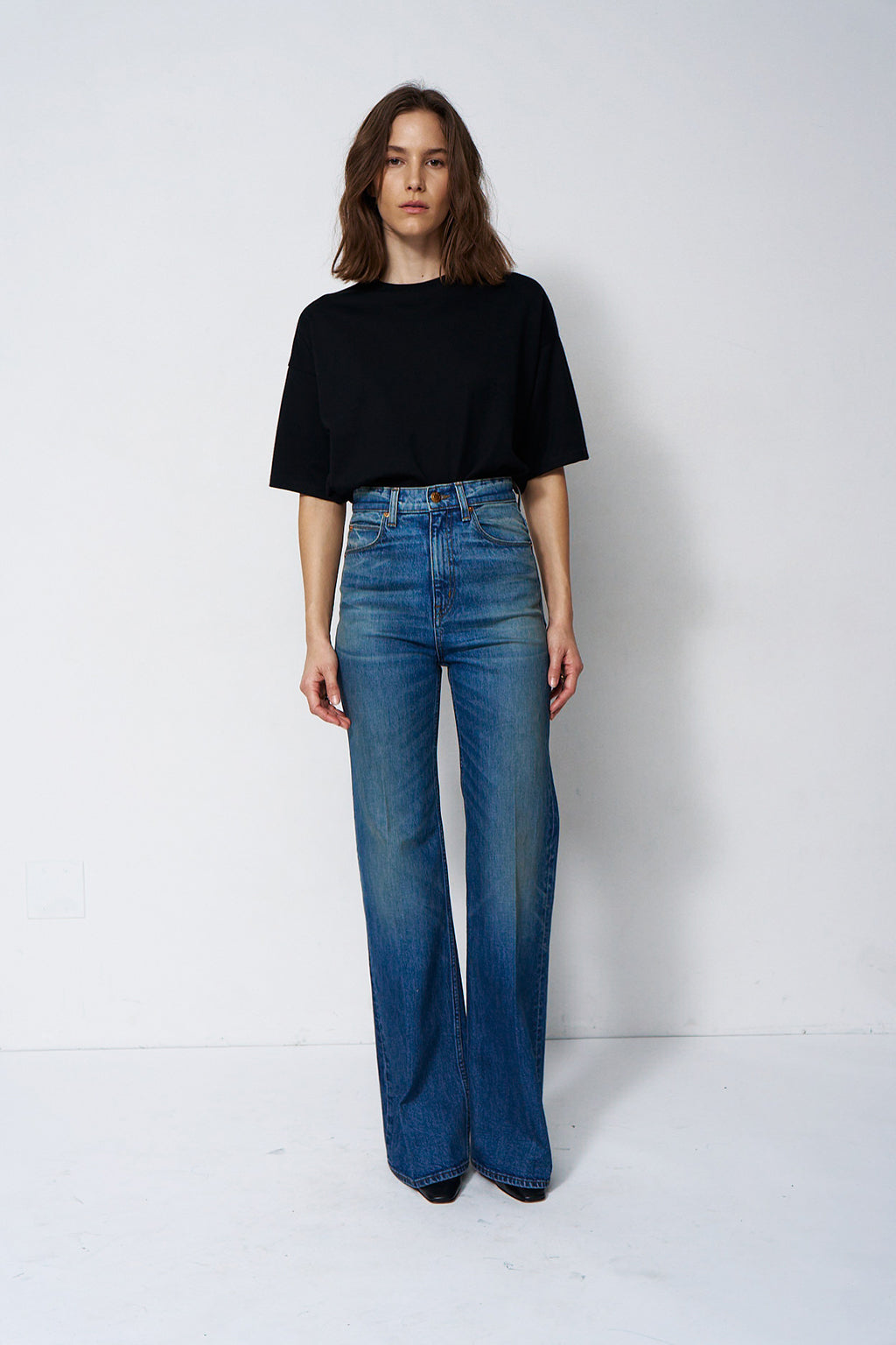 THE CREASE JEAN IN CLASSIC DARK