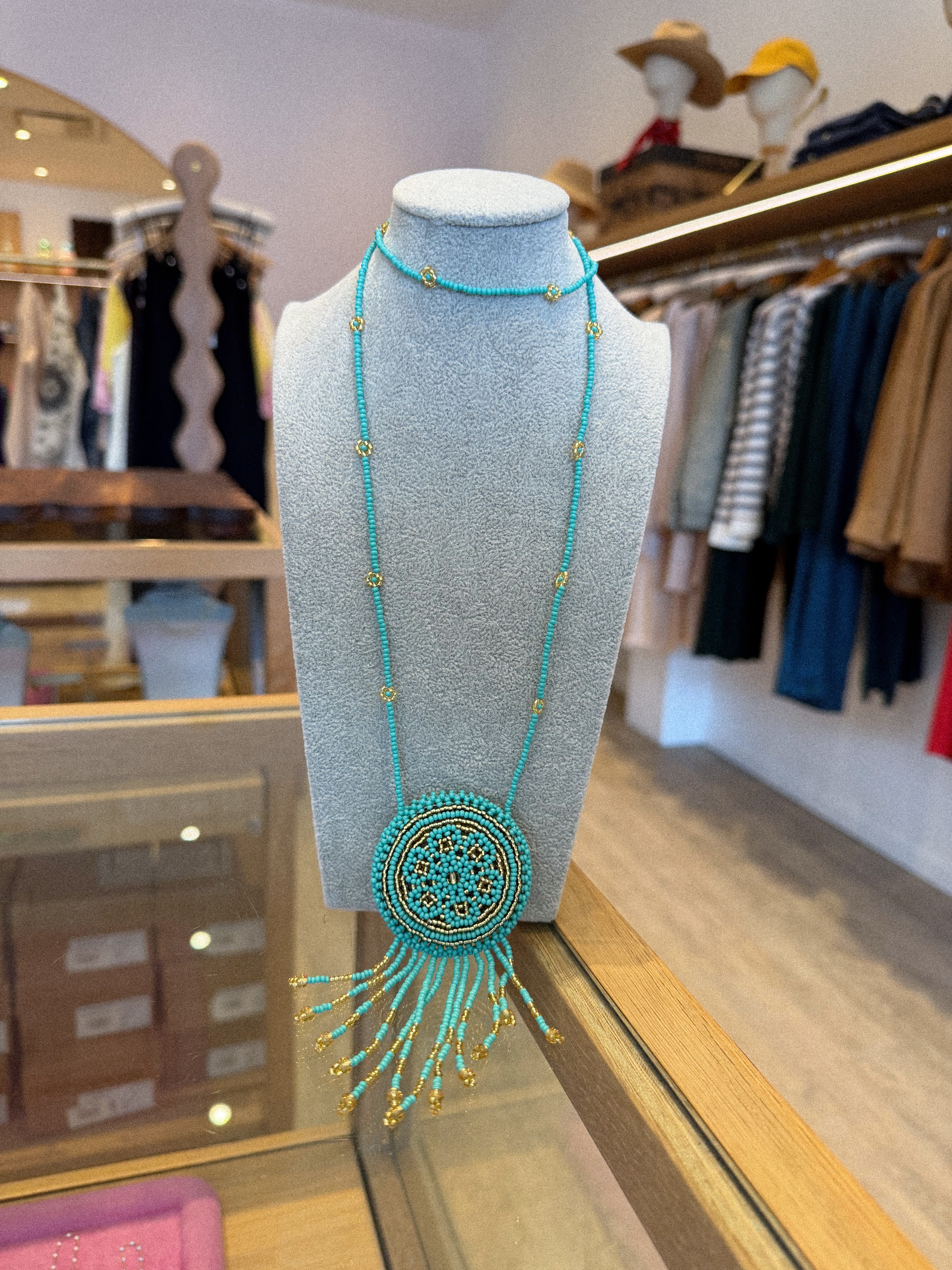 COLLIER MÉDAILLON PERLÉ TURQUOISE ET OR