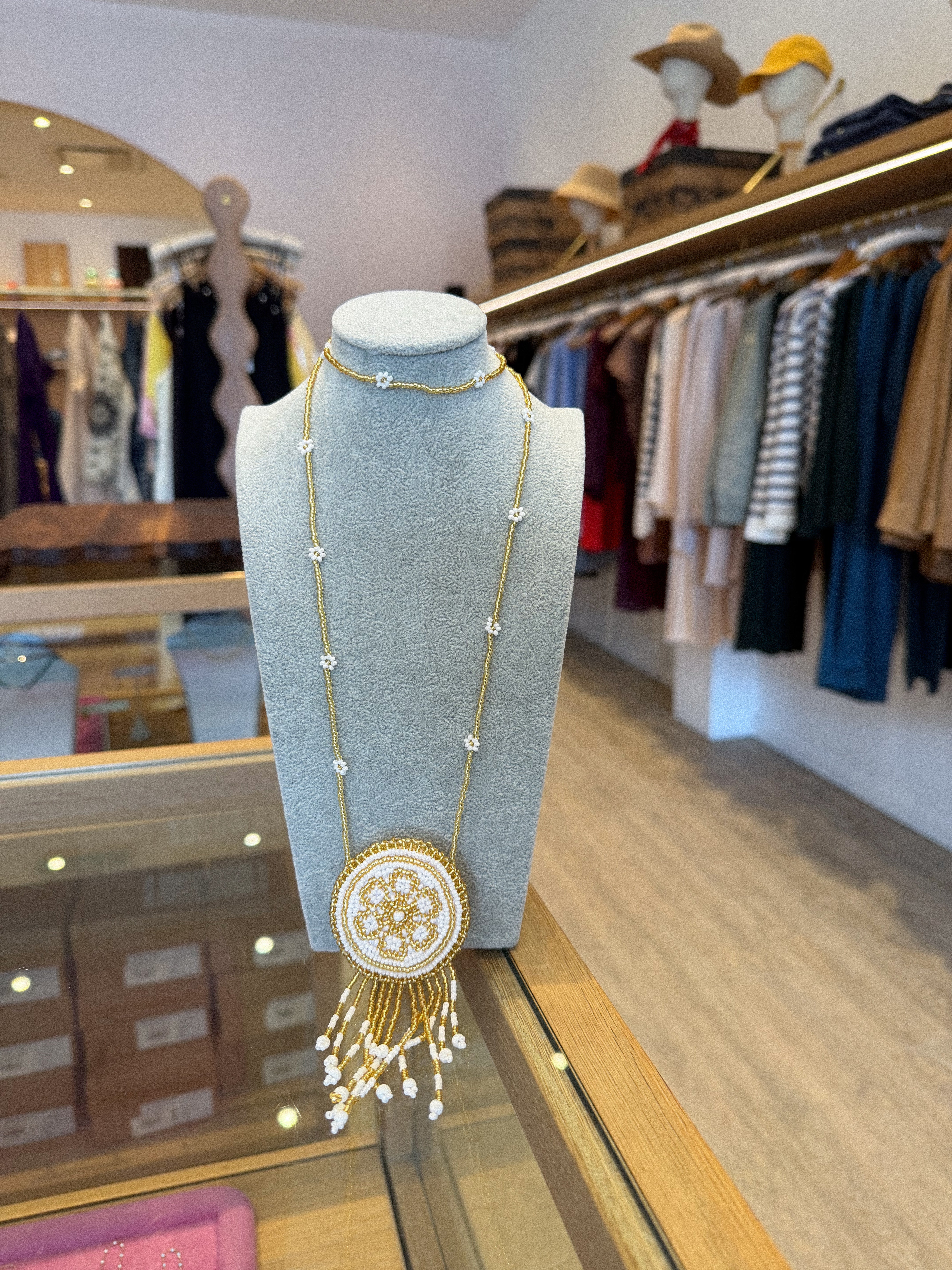 COLLIER MÉDAILLON PERLÉ BLANC ET OR