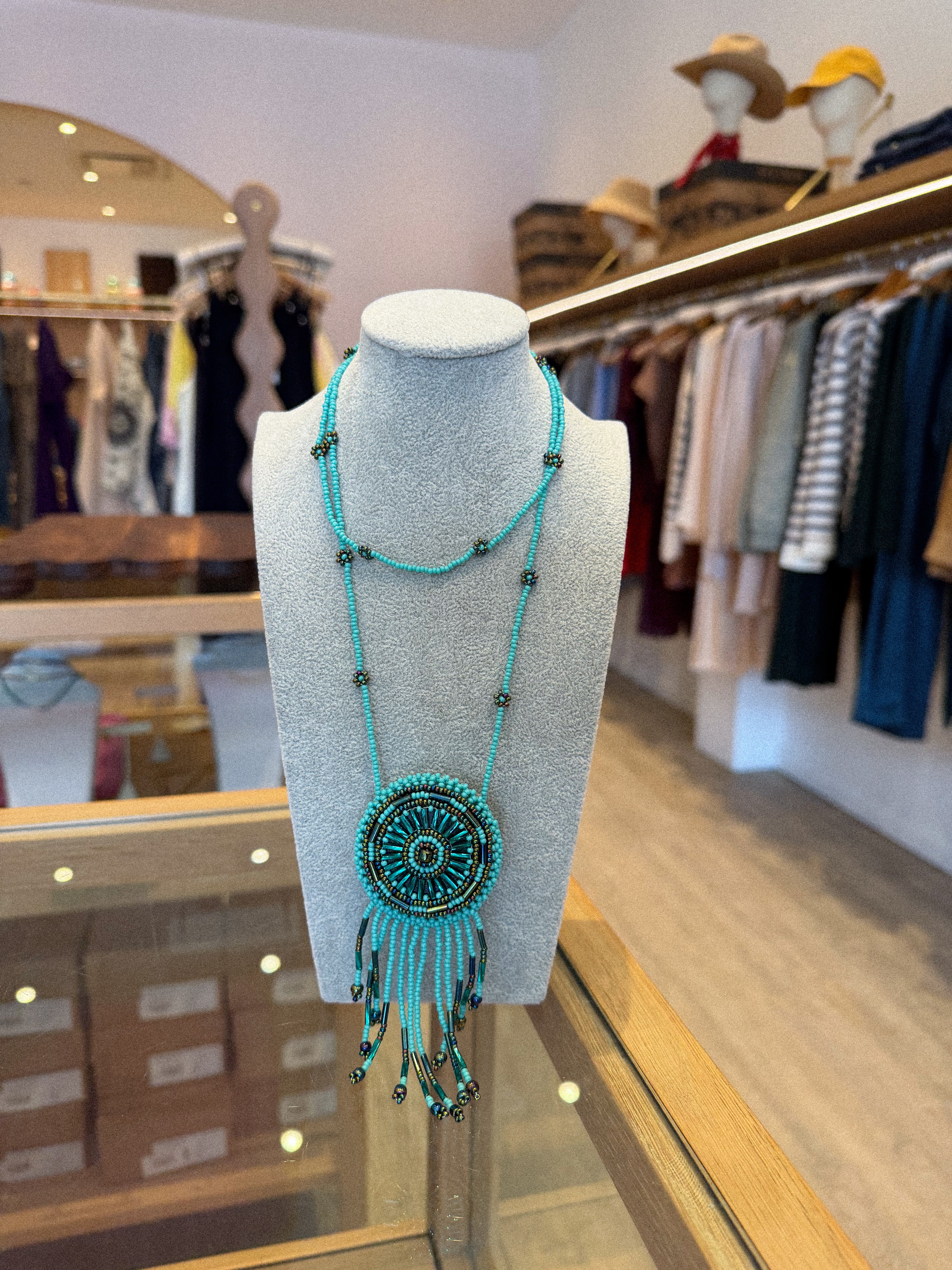 COLLIER MÉDAILLON PERLÉ TURQUOISE ET BLEU