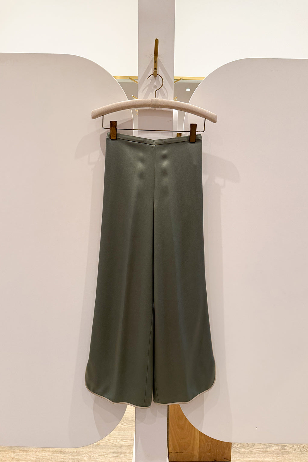 PANTALON COURT EN SATIN BRILLANT ENVERS