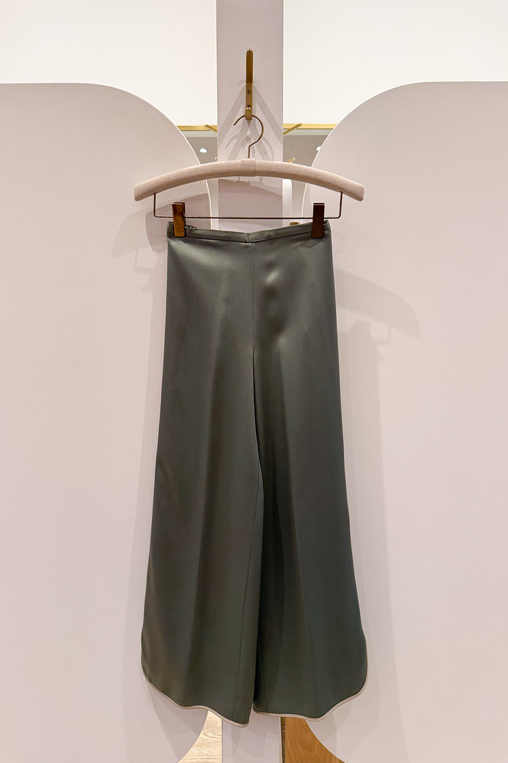PANTALON COURT EN SATIN BRILLANT ENVERS