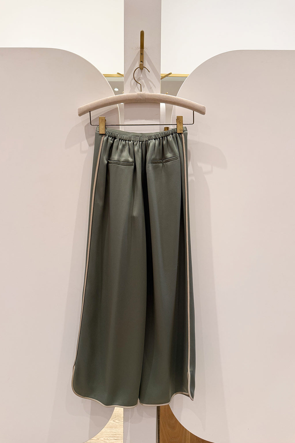 PANTALON COURT EN SATIN BRILLANT ENVERS