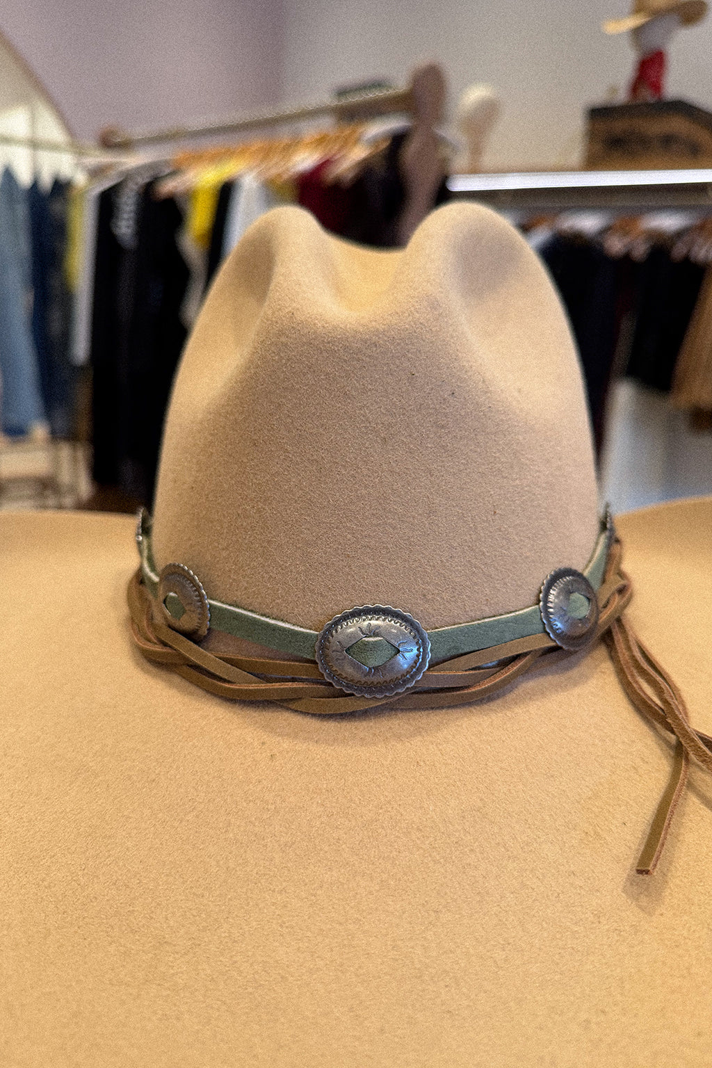 CONCHA HAT BAND IN GREEN NUBUCK