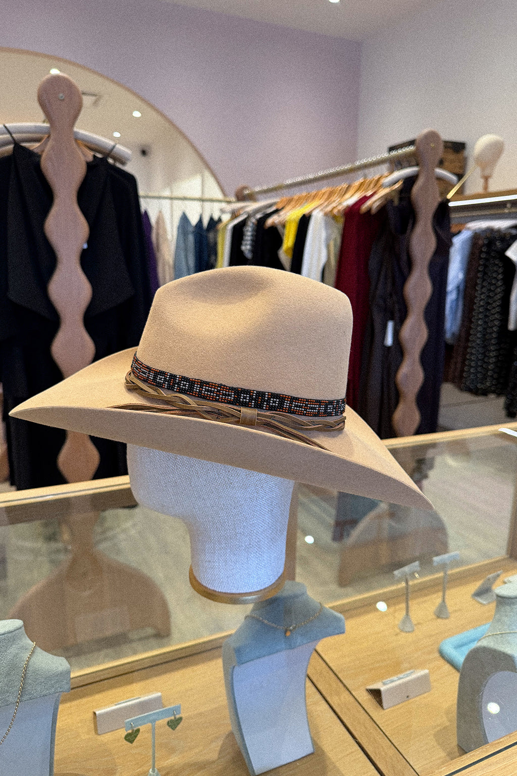 BEADED HAT BAND IN BLACK, WHITE & COPPER