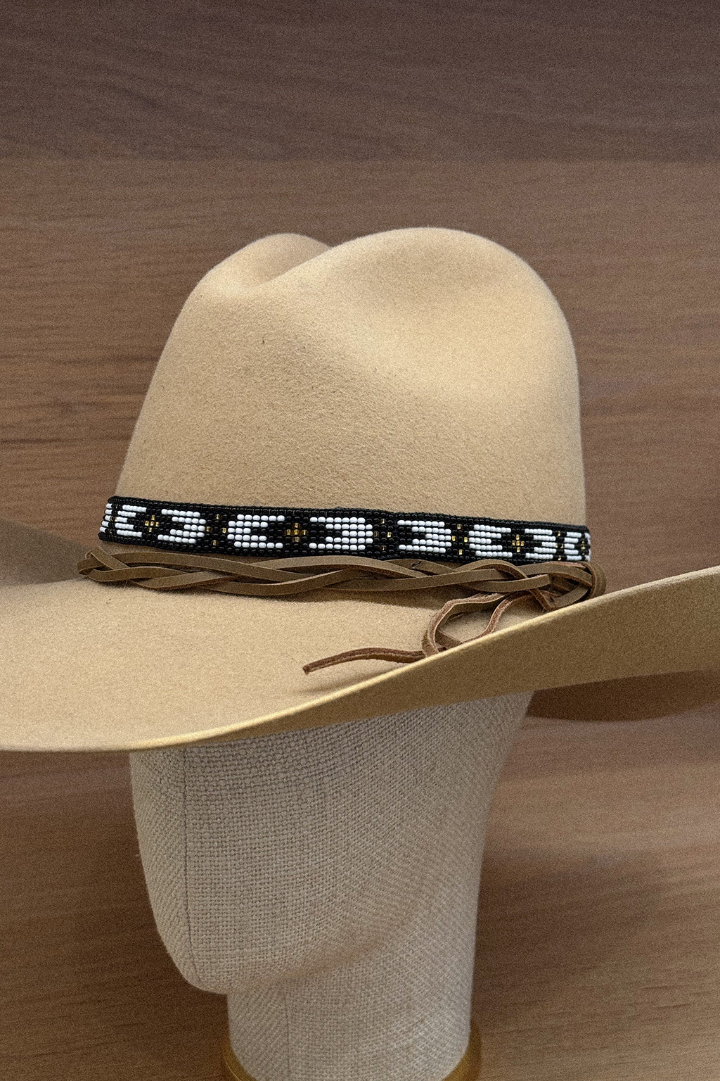 BEADED HAT BAND IN BLACK, WHITE & COPPER