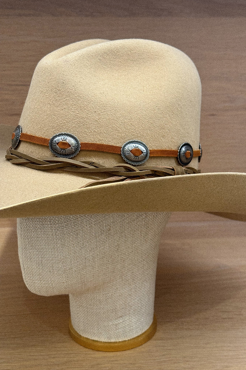 CONCHA HAT BAND IN BROWN LEATHER