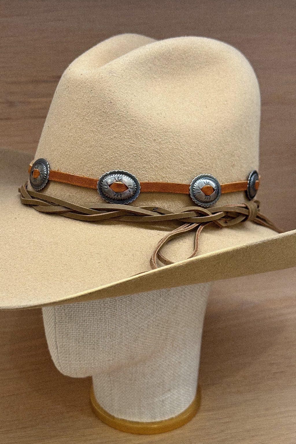 CONCHA HAT BAND IN BROWN LEATHER