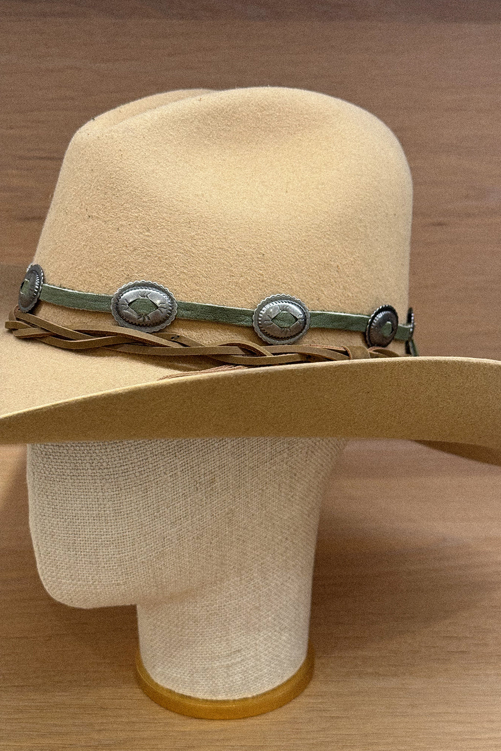 CONCHA HAT BAND IN GREEN NUBUCK