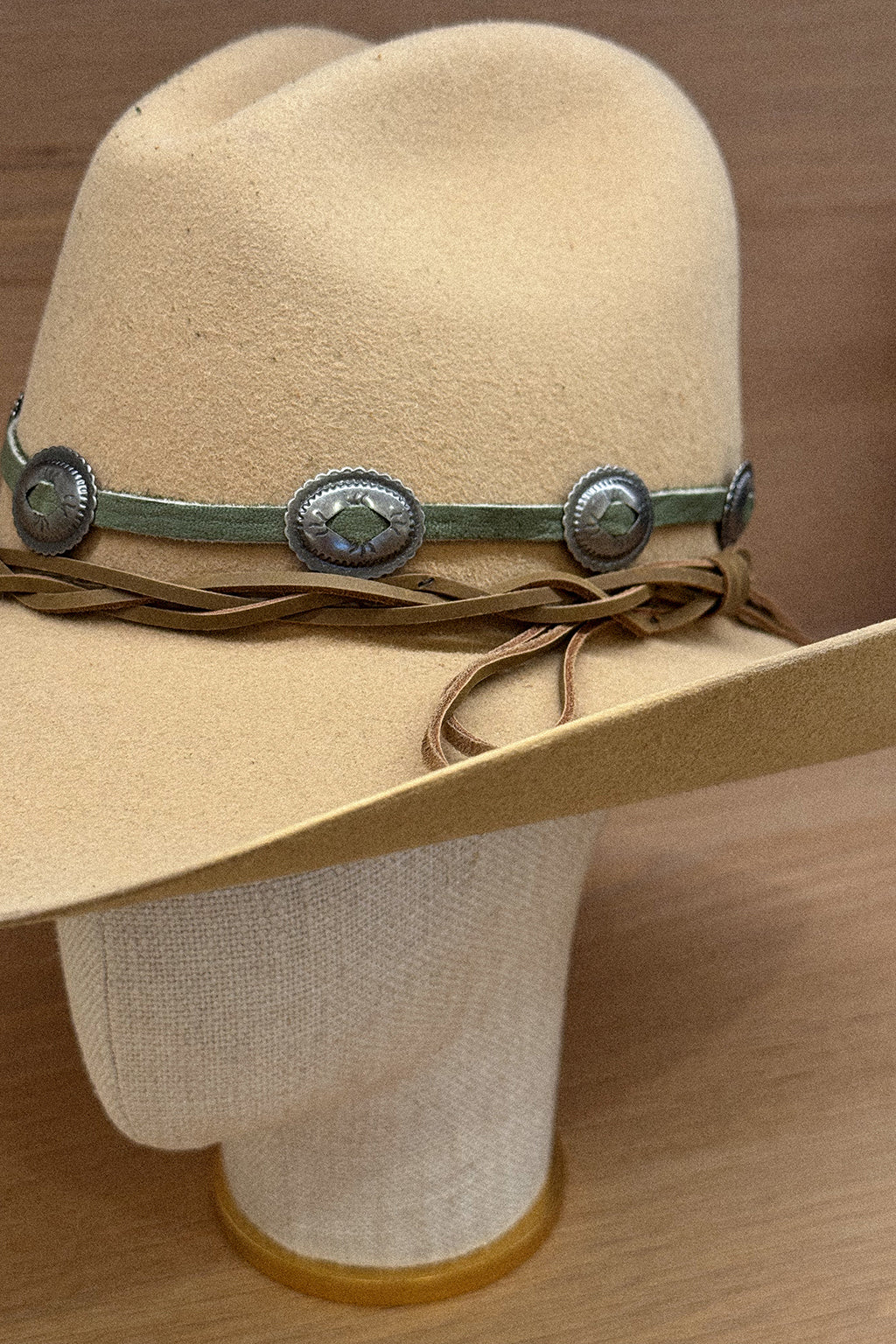 CONCHA HAT BAND IN GREEN NUBUCK