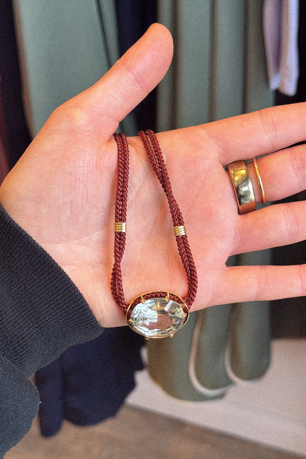 COLLIER PENDENTIF AMÉTHYSTE VERTE TAILLE CONCAVE SUR CORDON EN SOIE