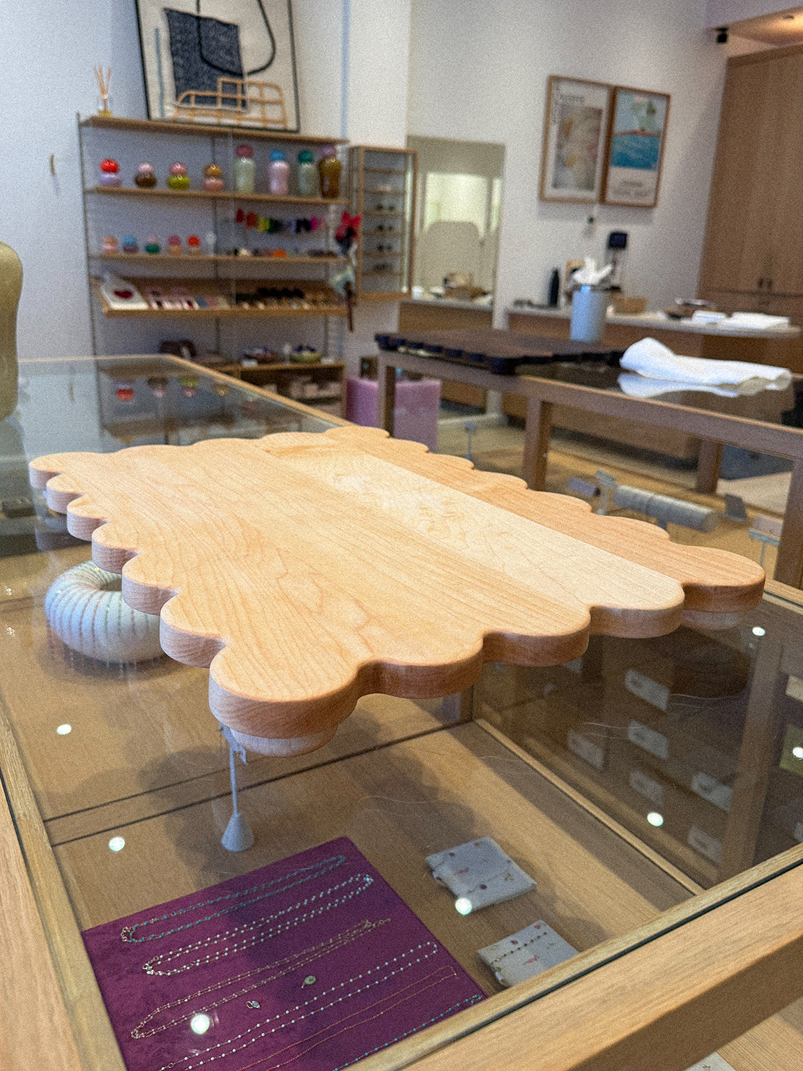 SCALLOPED SERVING BOARD IN WALNUT