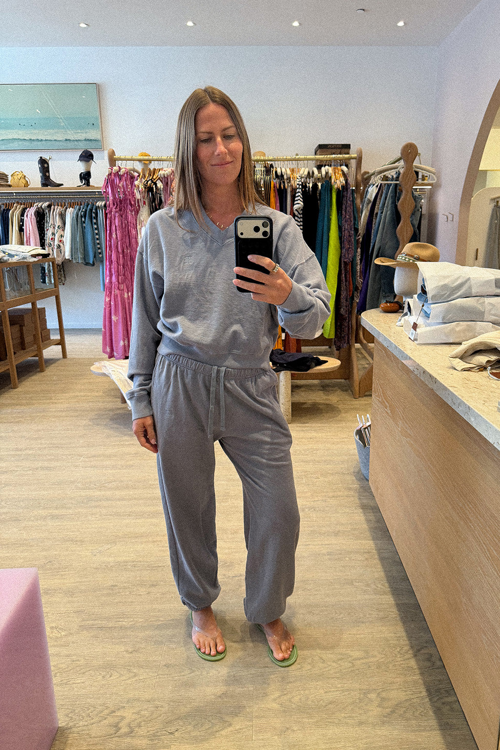 CROPPED V-NECK SWEATSHIRT