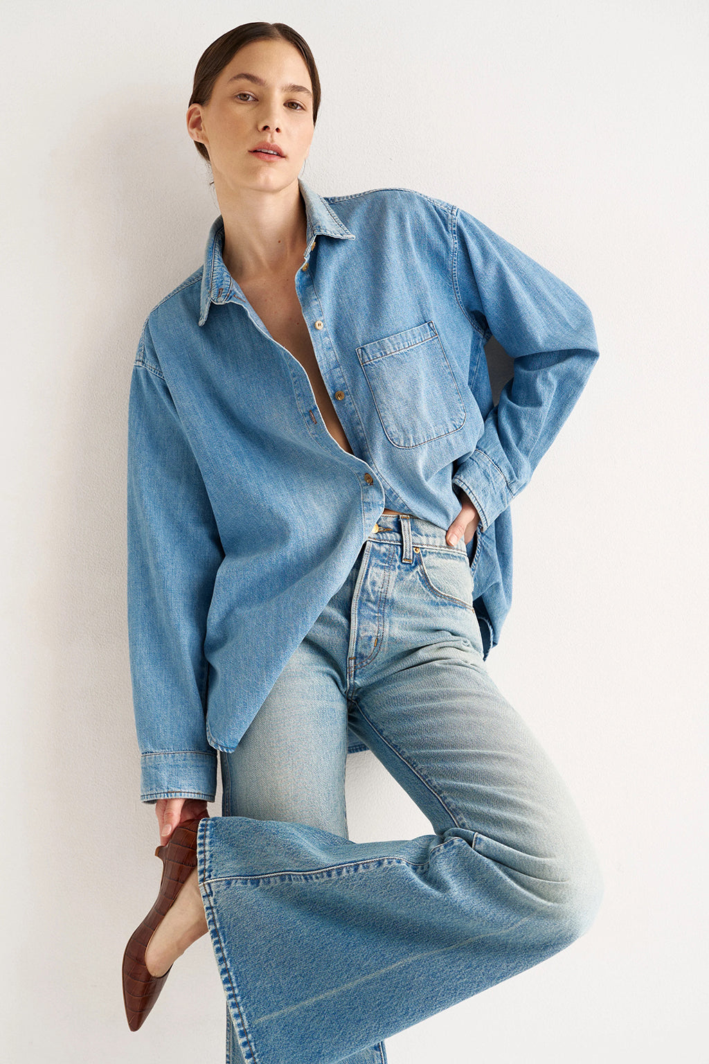 THE ESSENTIAL DENIM SHIRT