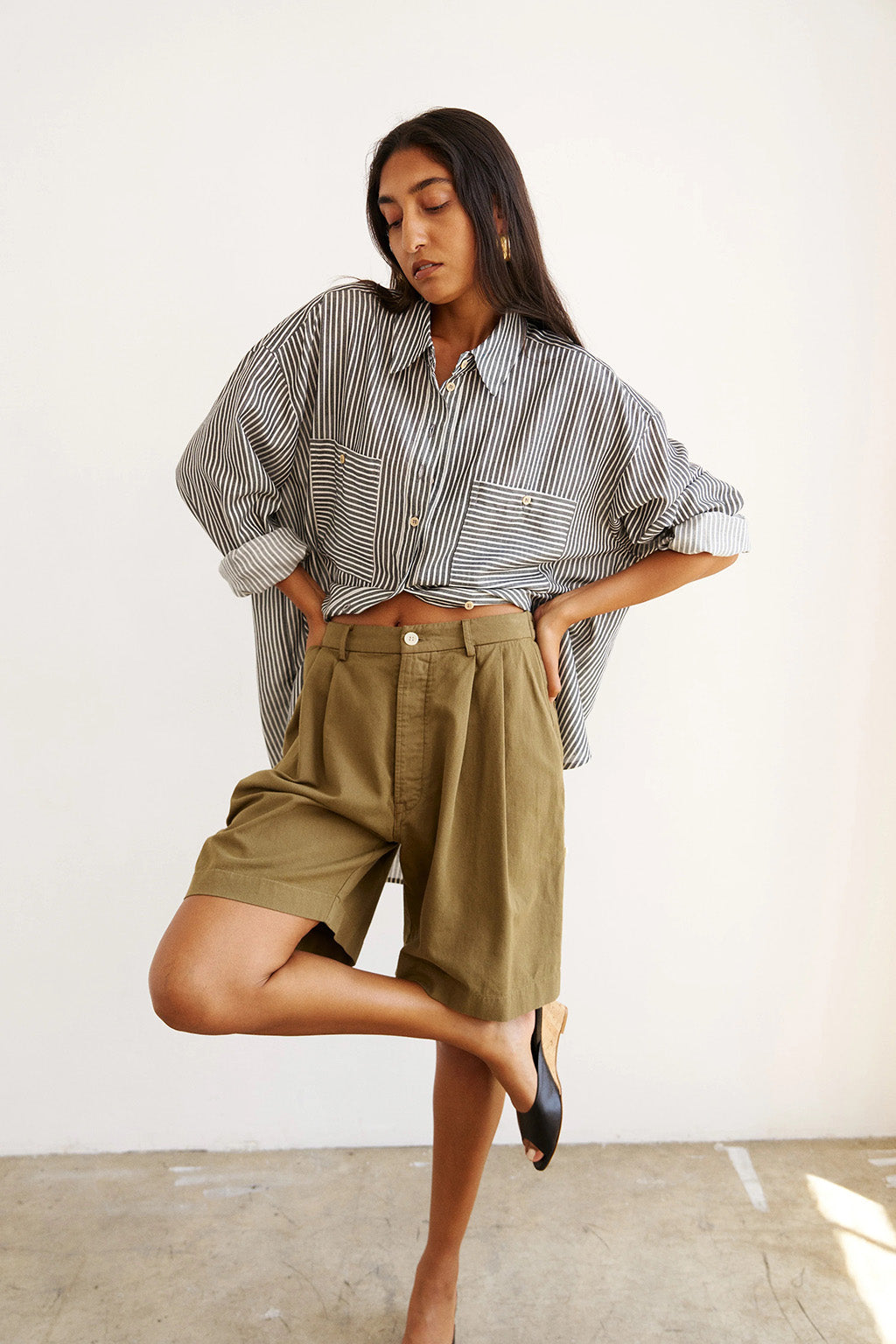 THE PLEAT SHORT IN KHAKI
