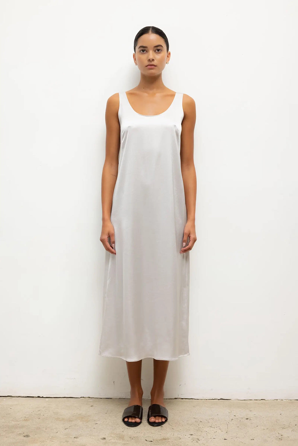 ROBE BARB À ENCOLURE PELLE