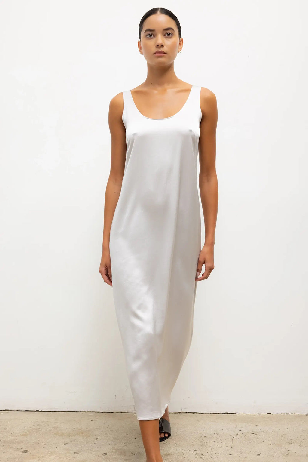 ROBE BARB À ENCOLURE PELLE