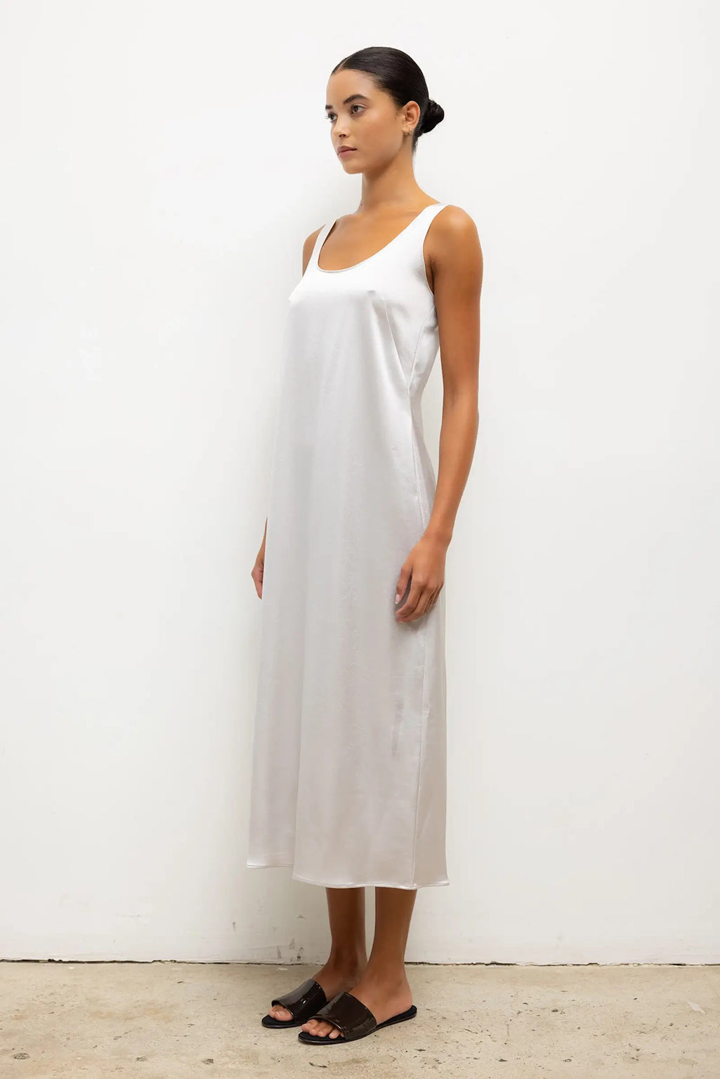 ROBE BARB À ENCOLURE PELLE