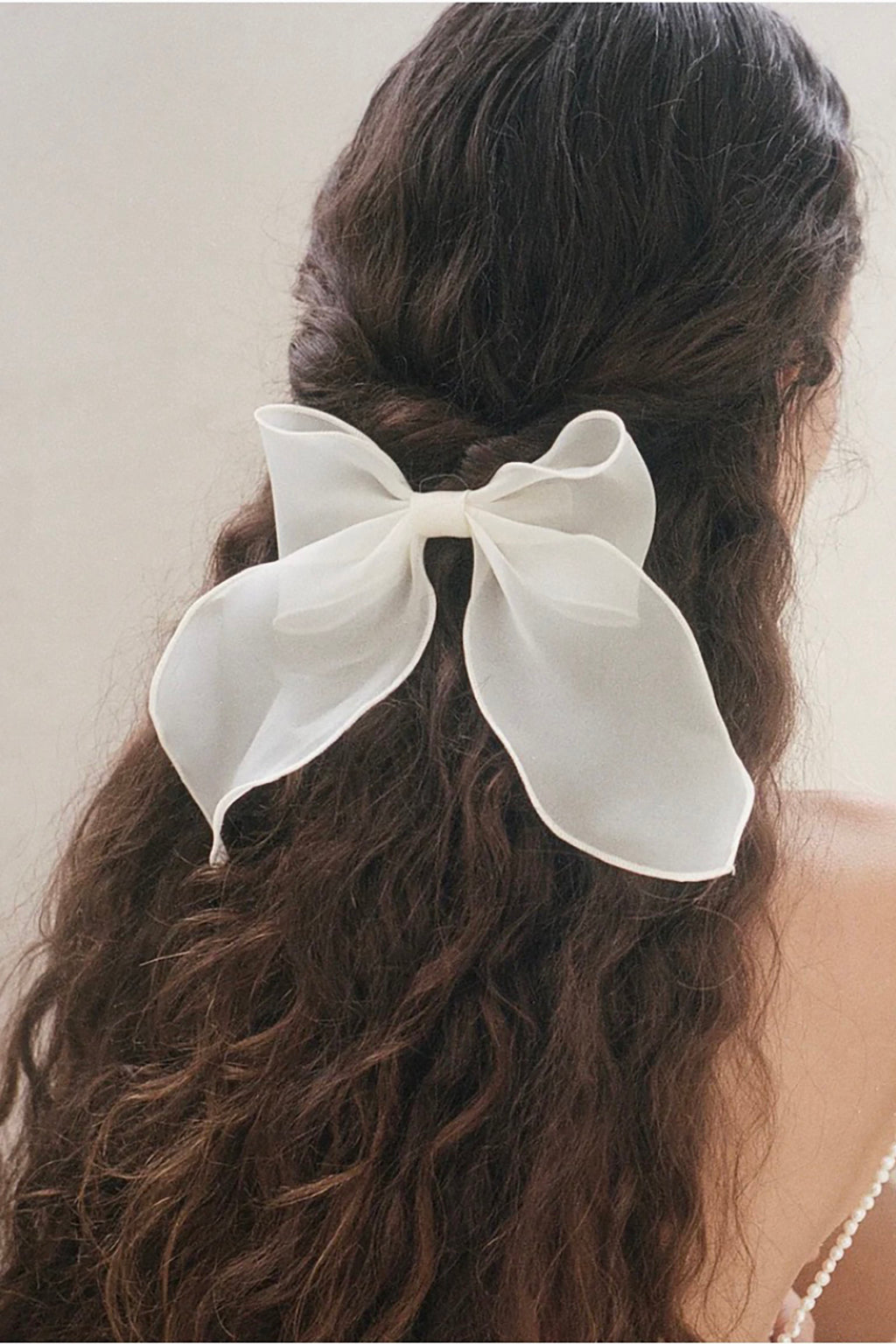 BOW BARRETTE IN OYSTER WHITE