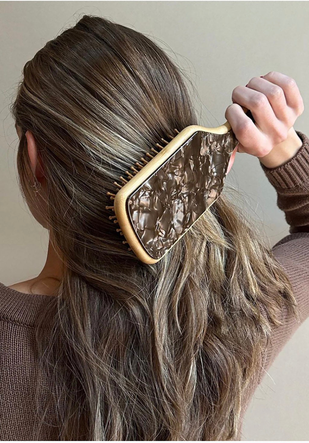 BAMBOO PADDLE BRUSH IN TOASTED SUGAR