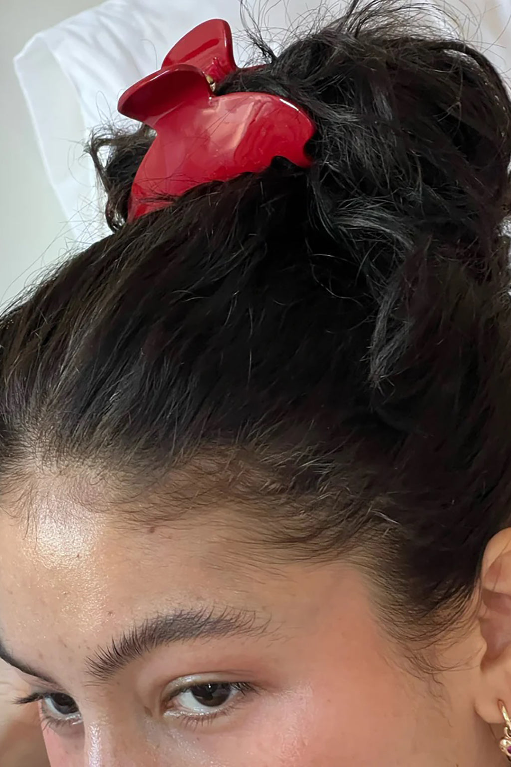 GROSSE PINCE À CHEVEUX CERISE EN FORME DE BAISER
