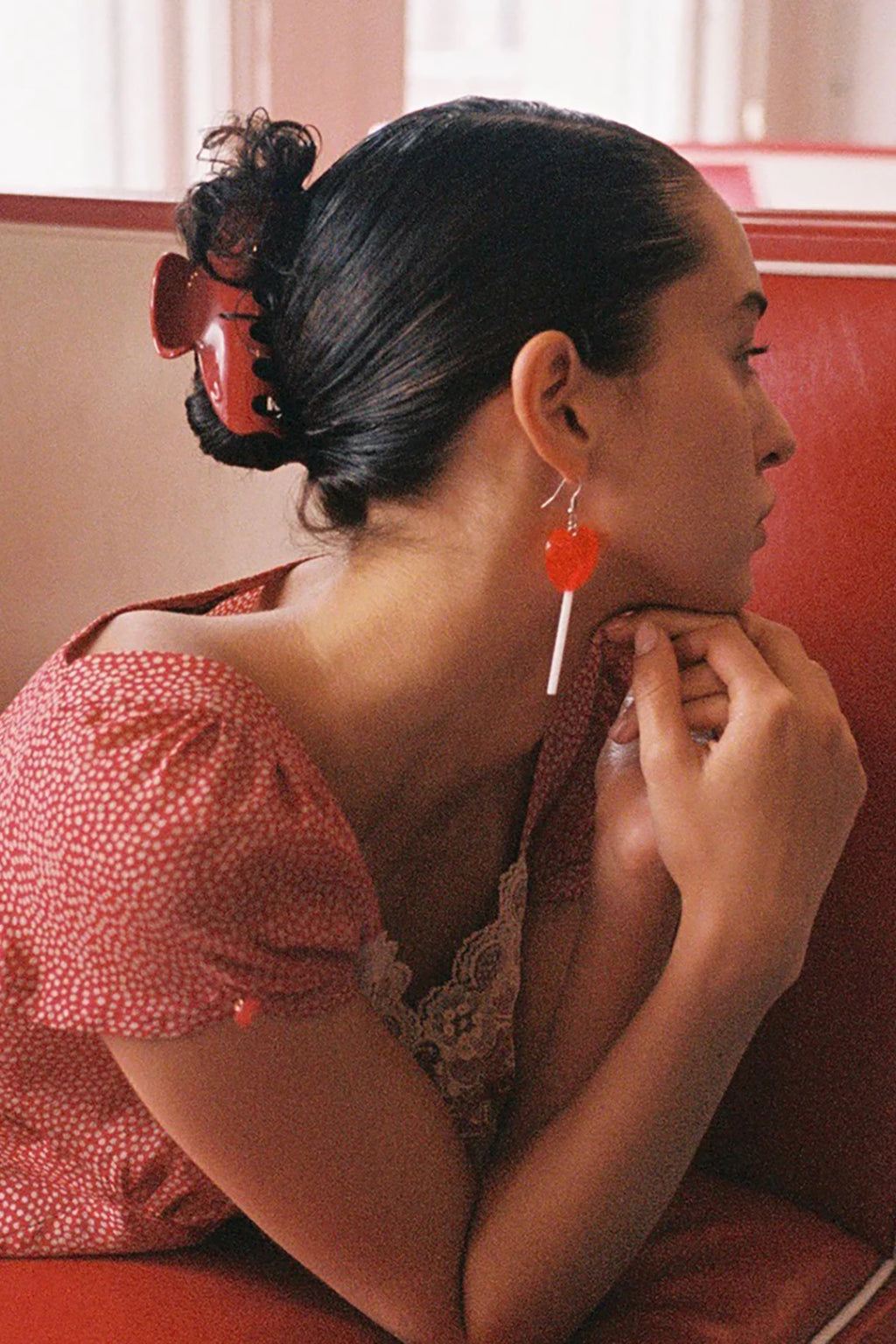 GROSSE PINCE À CHEVEUX CERISE EN FORME DE BAISER