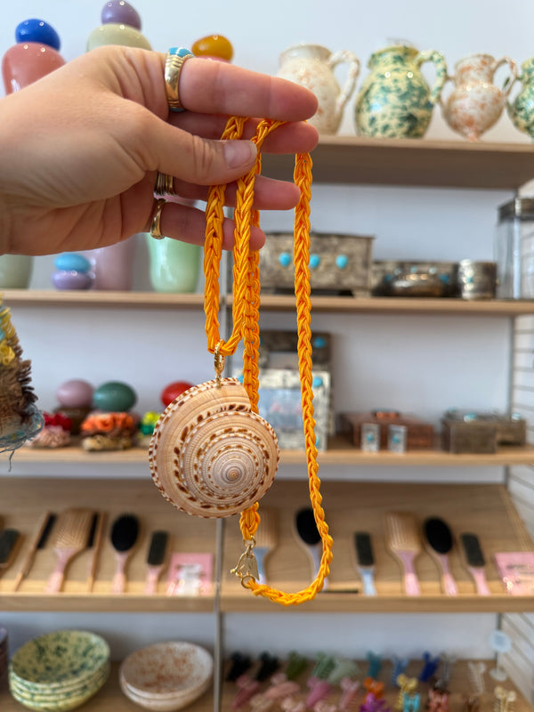SEASHELL CROCHETED NECKLACE IN YELLOW
