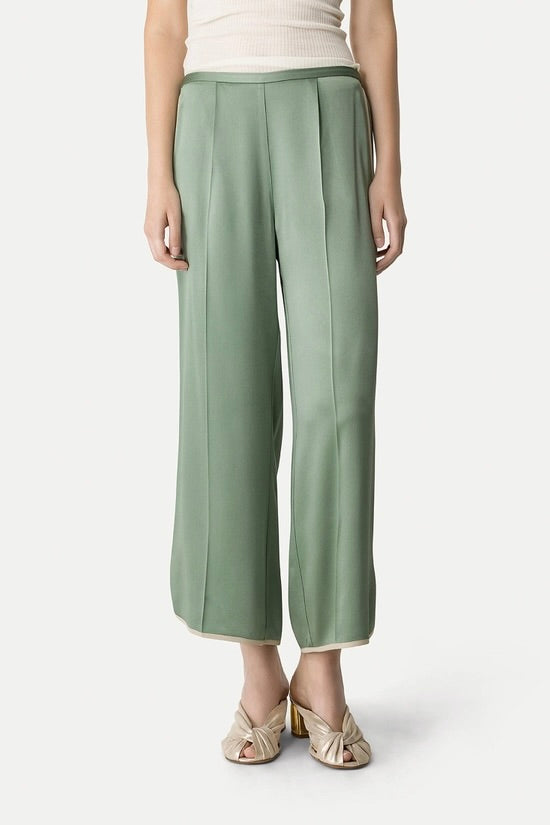 PANTALON COURT EN SATIN BRILLANT ENVERS