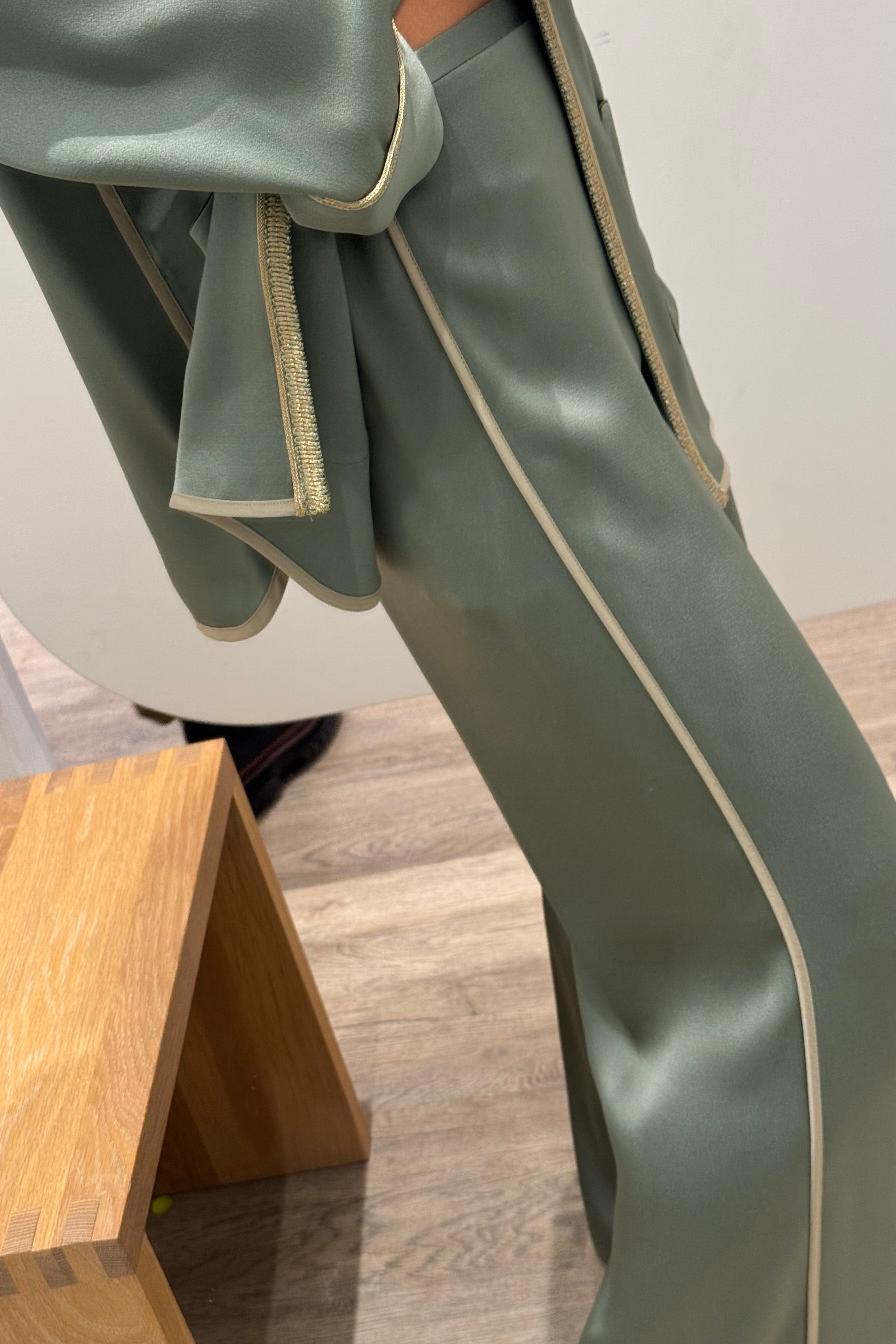 PANTALON COURT EN SATIN BRILLANT ENVERS