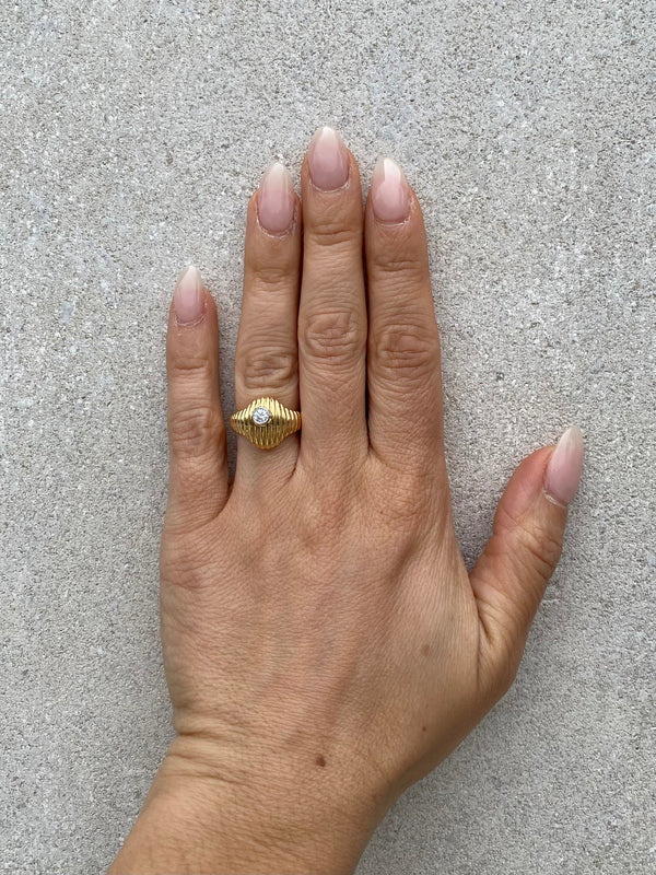 FLUTED SIGNIET RING