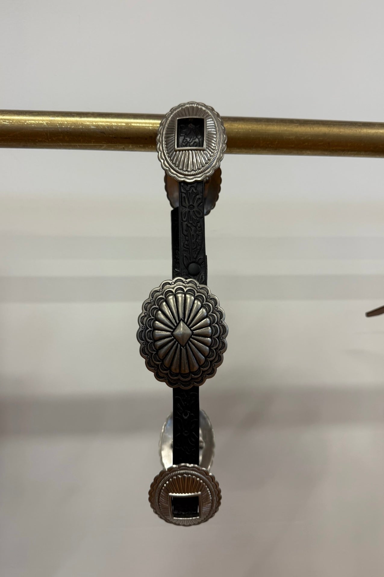 LA CEINTURE CONCHO EN CUIR REPOUSSÉ