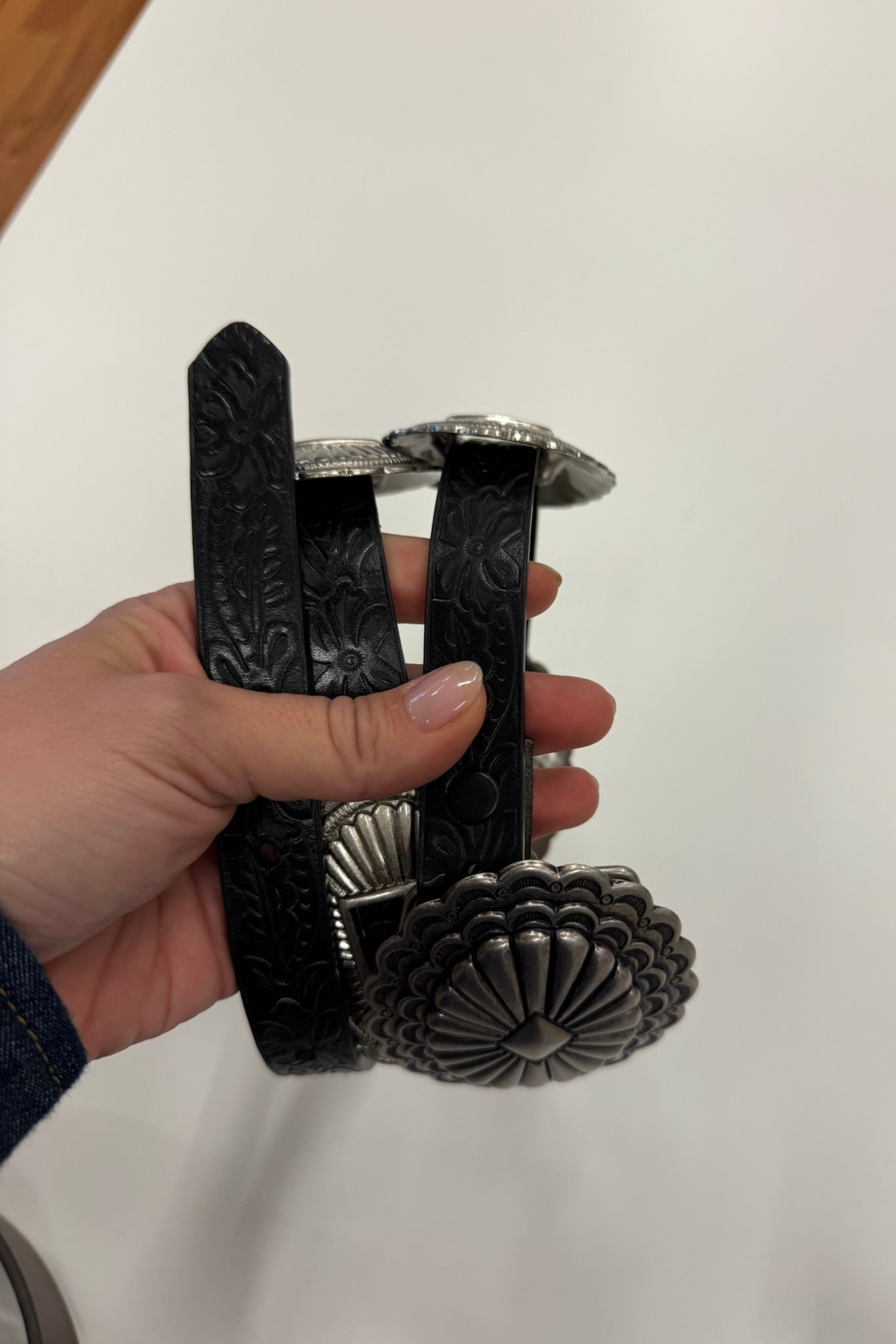 LA CEINTURE CONCHO EN CUIR REPOUSSÉ