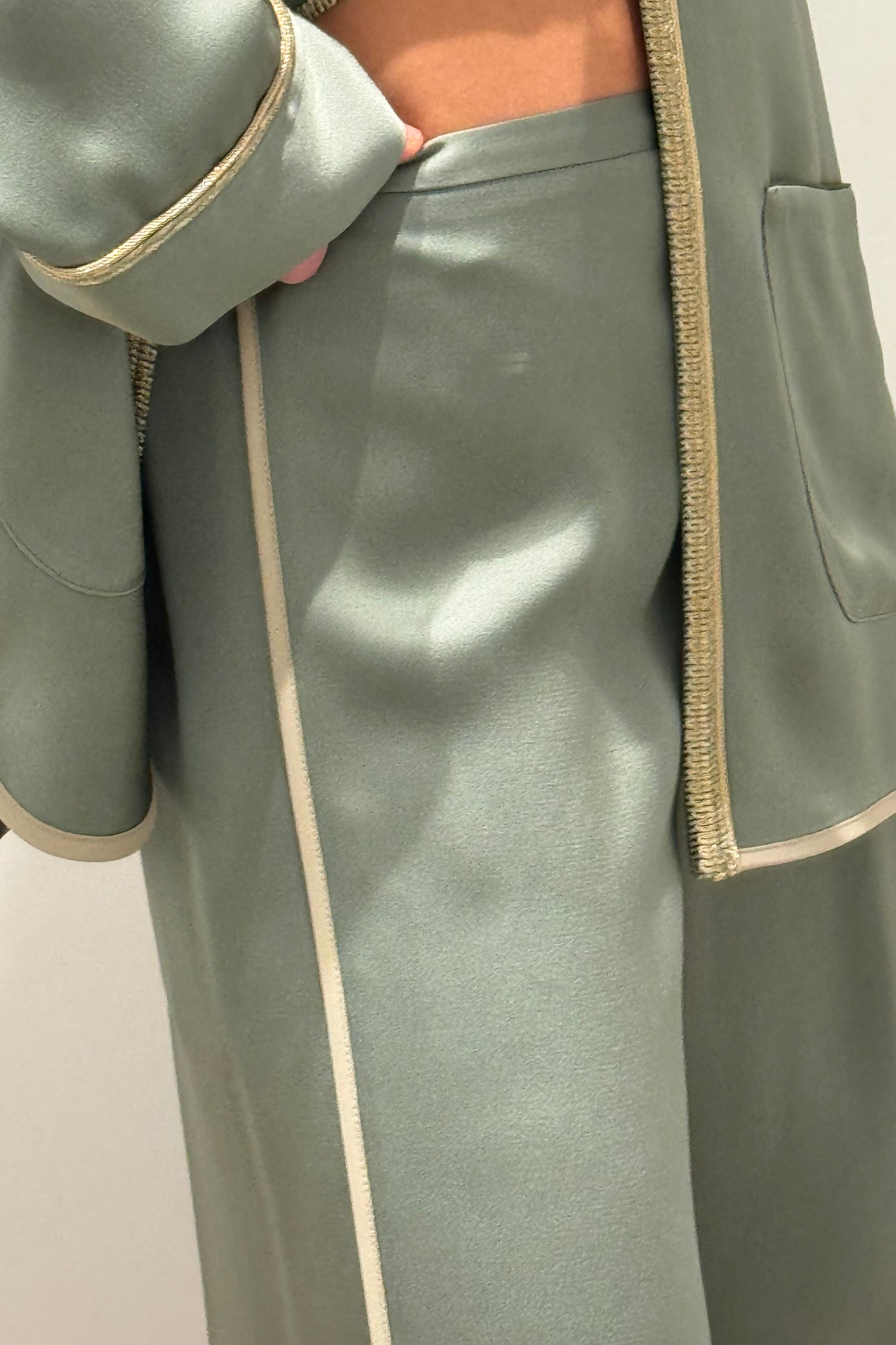 PANTALON COURT EN SATIN BRILLANT ENVERS