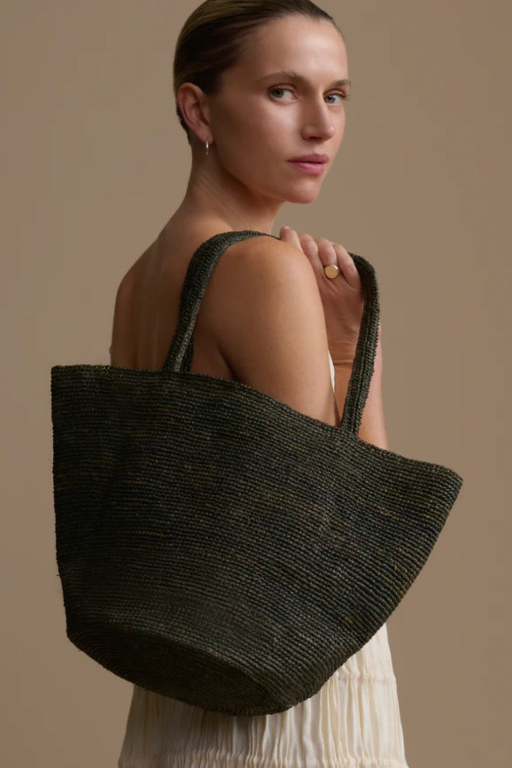 HOLLIS BAG IN OLIVE