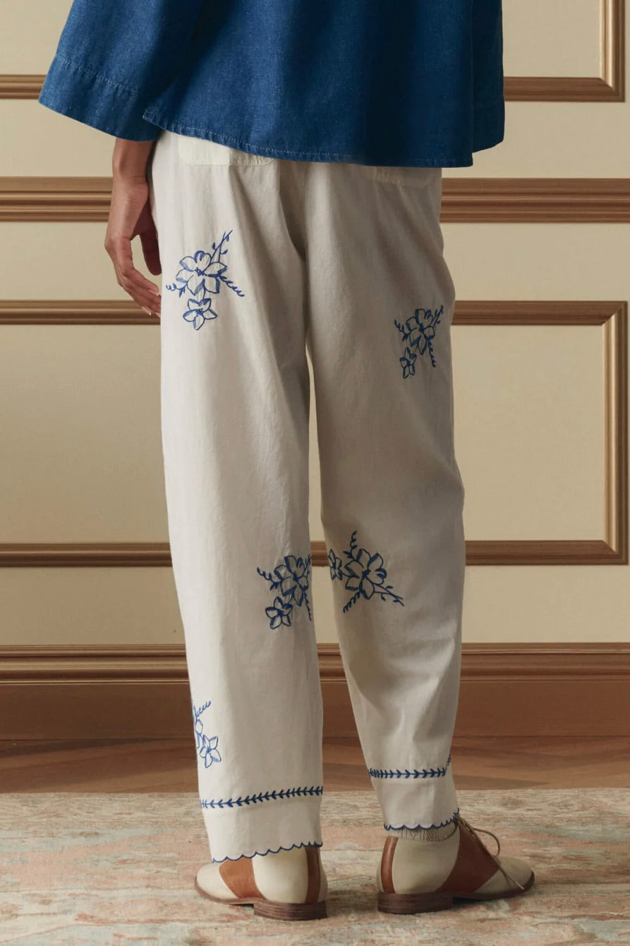 LE PANTALON WEEKEND AVEC BRODERIE MOUCHOIR
