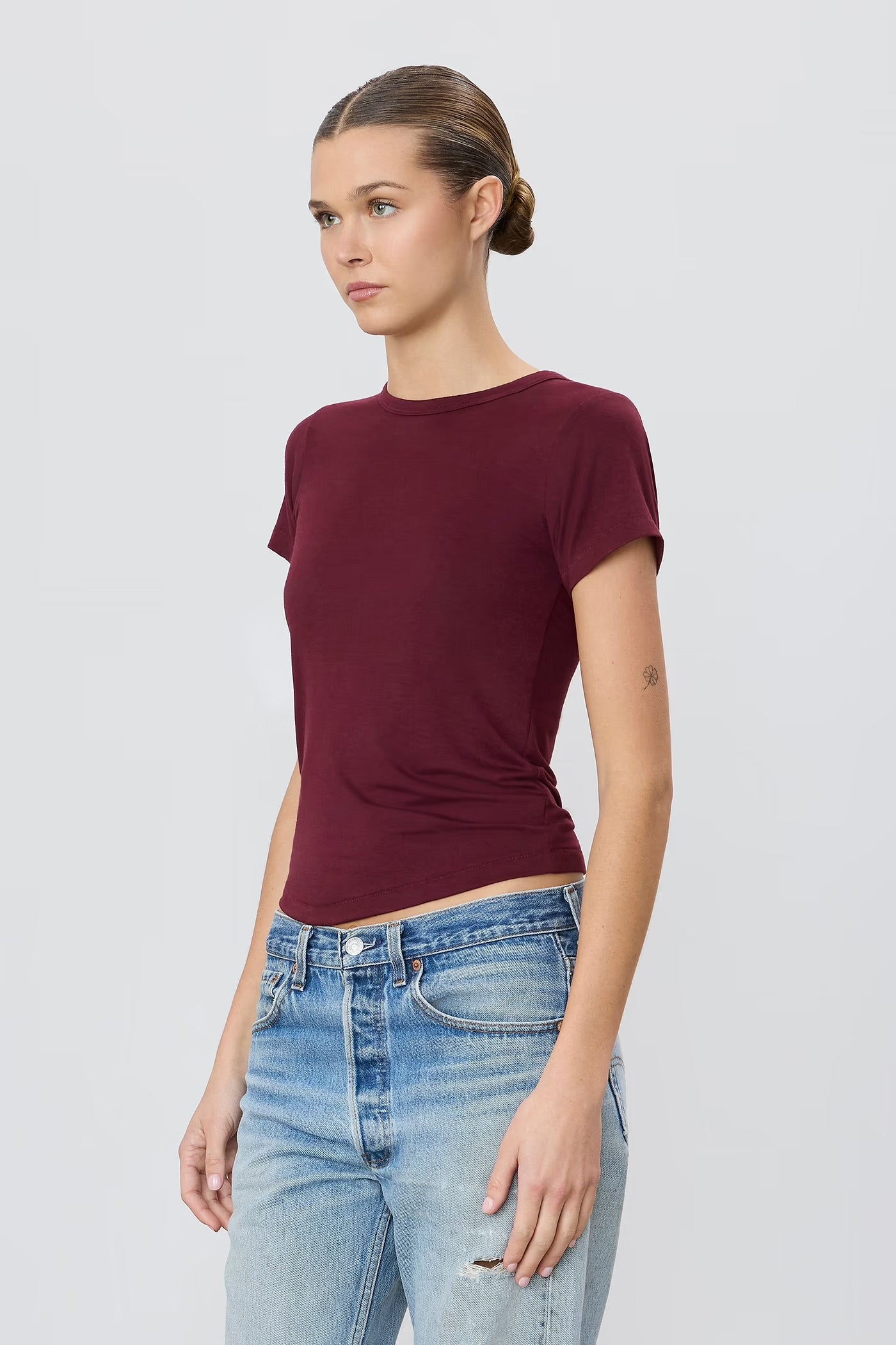 FITTED CREWNECK SHORT SLEEVE T-SHIRT