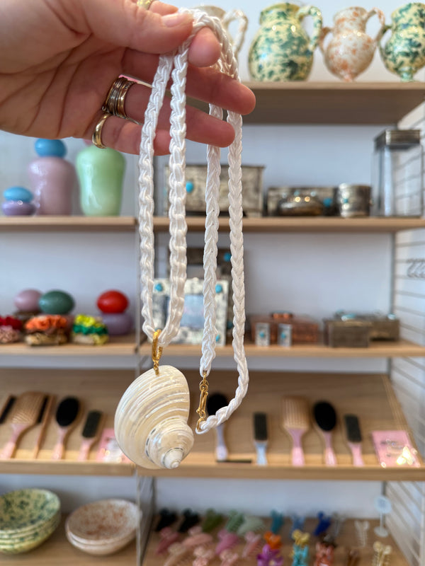 SEASHELL CROCHETED NECKLACE IN WHITE
