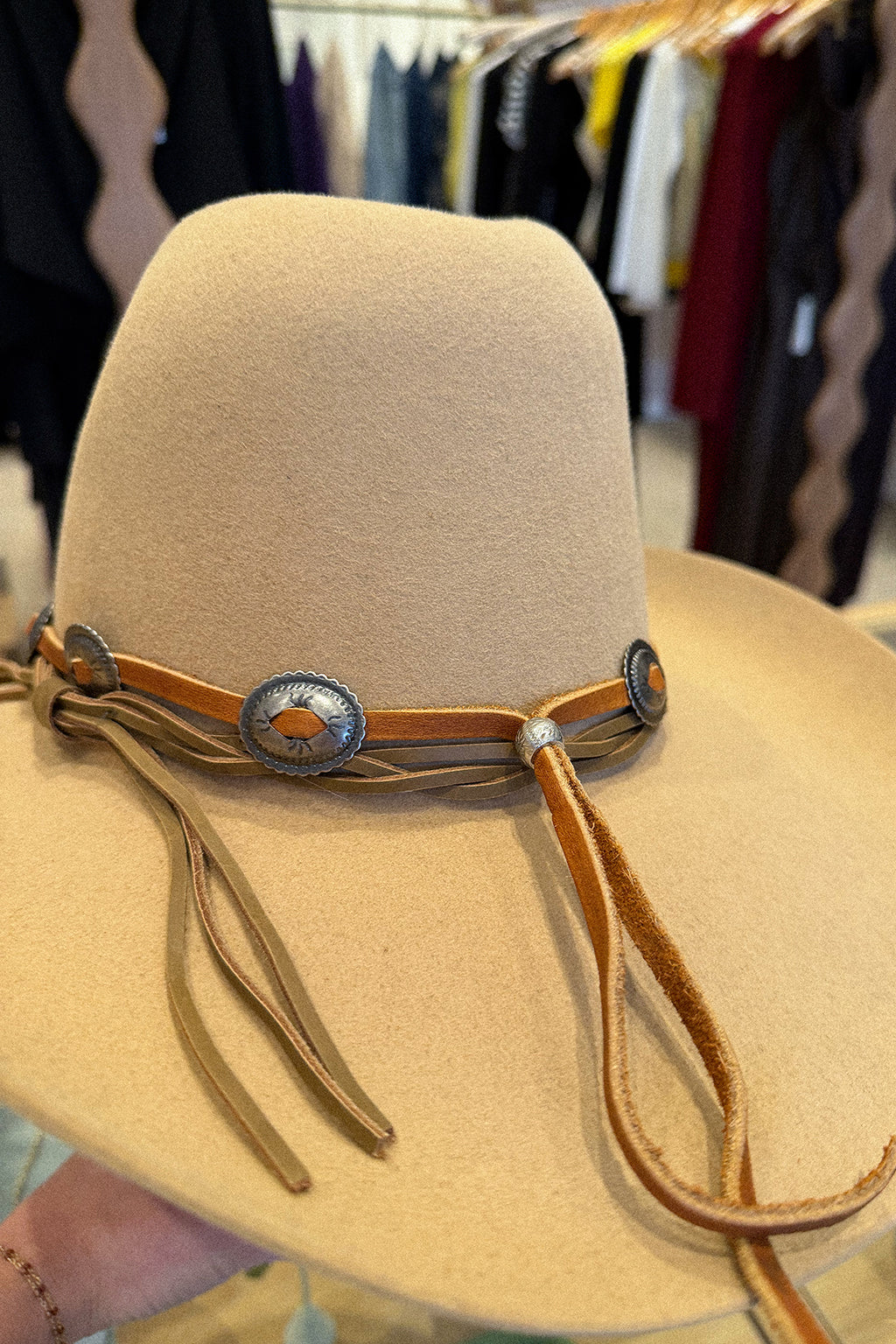CONCHA HAT BAND IN BROWN LEATHER