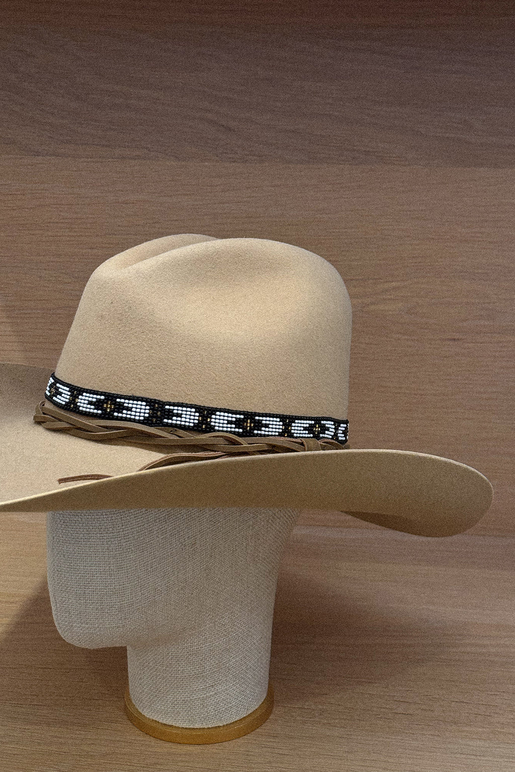BEADED HAT BAND IN BLACK, WHITE & COPPER