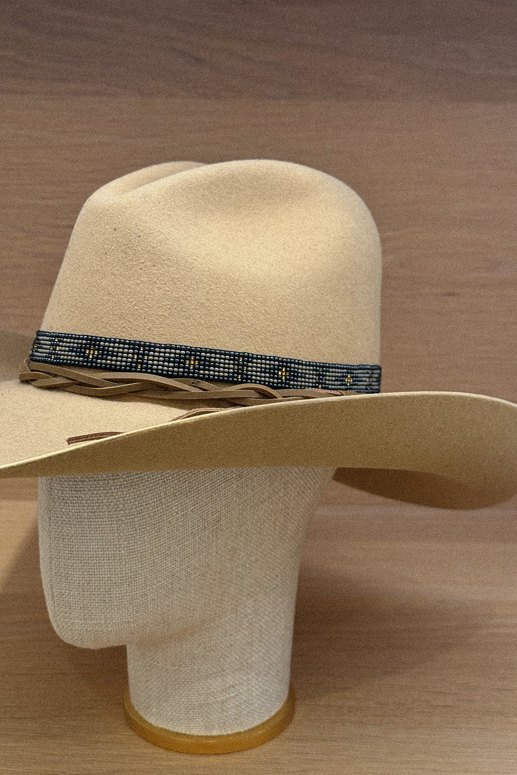 BEADED HAT BAND IN BLACK, GREY & COPPER