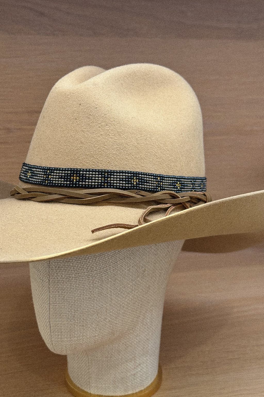 BEADED HAT BAND IN BLACK, GREY & COPPER