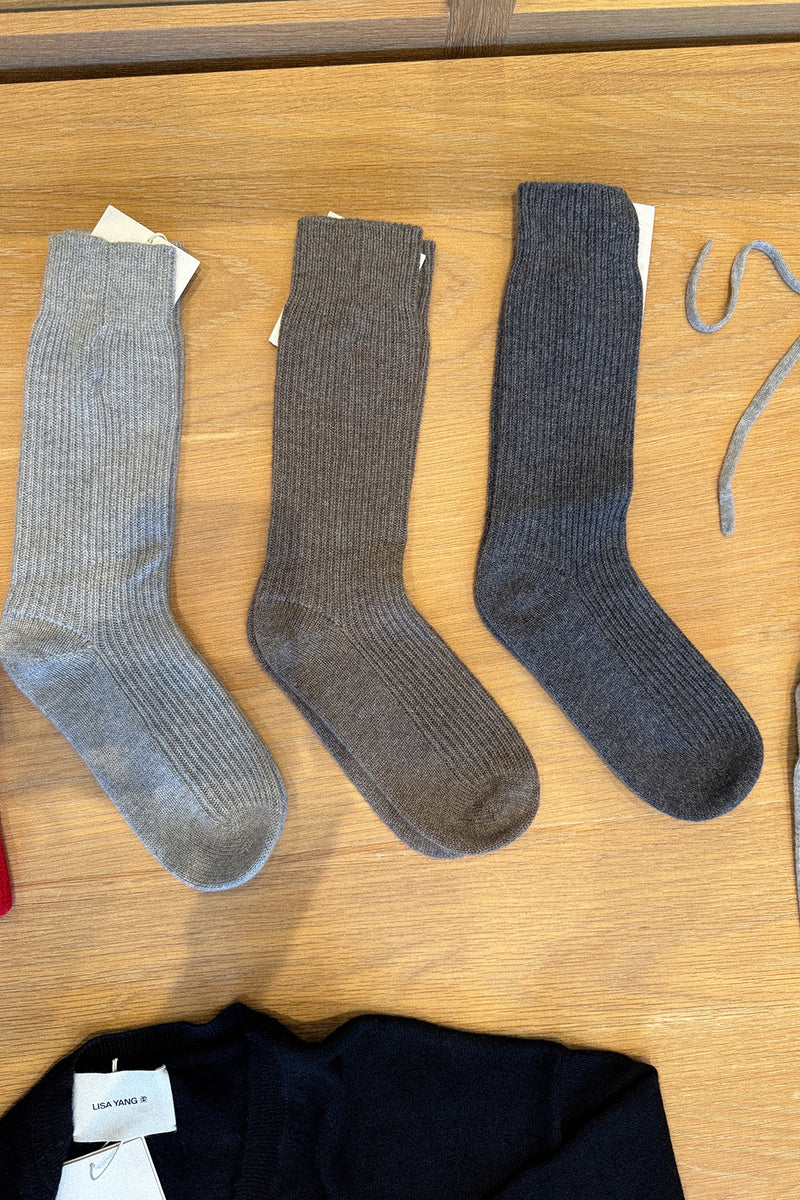 ZERA CASHMERE SOCKS IN TRUFFLE