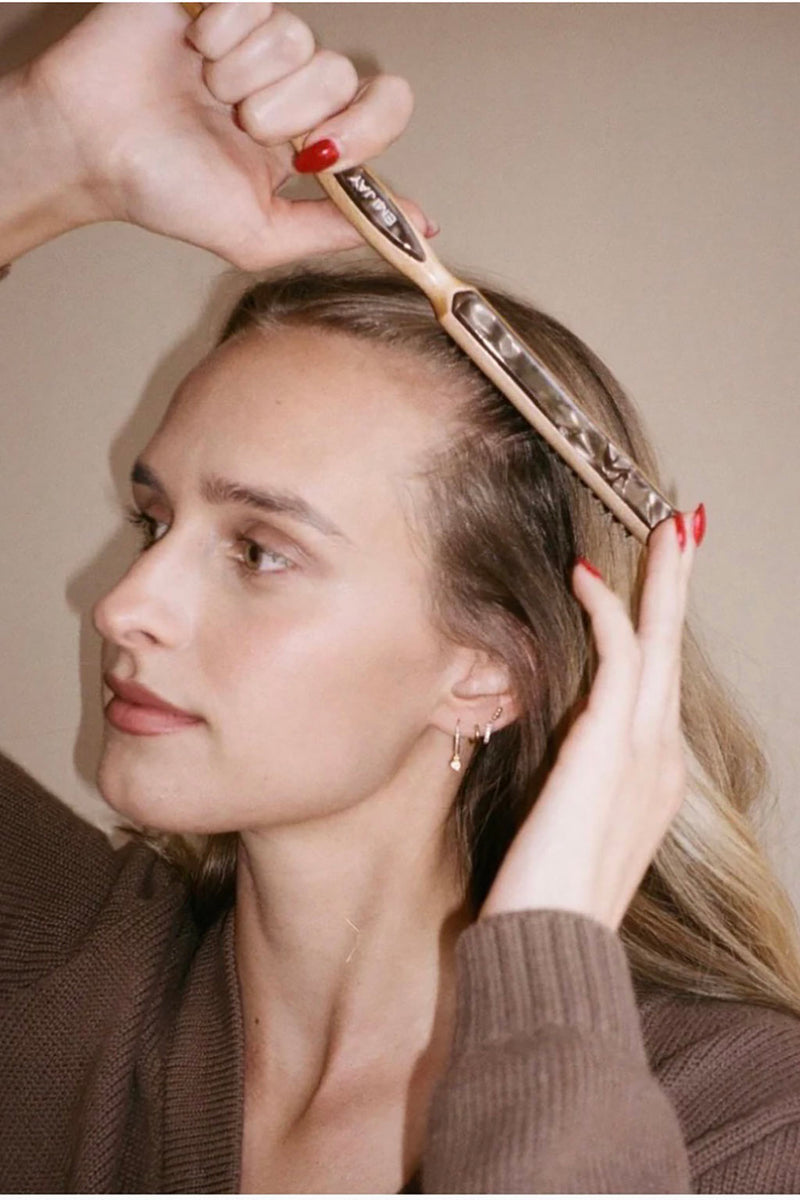 STYLING BRUSH IN TOASTED SUGAR