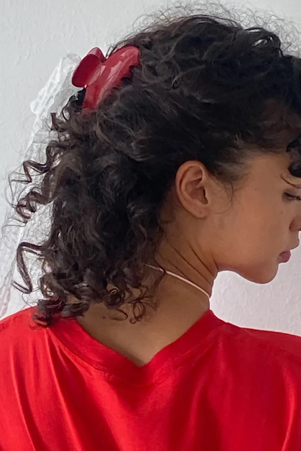 GROSSE PINCE À CHEVEUX CERISE EN FORME DE BAISER